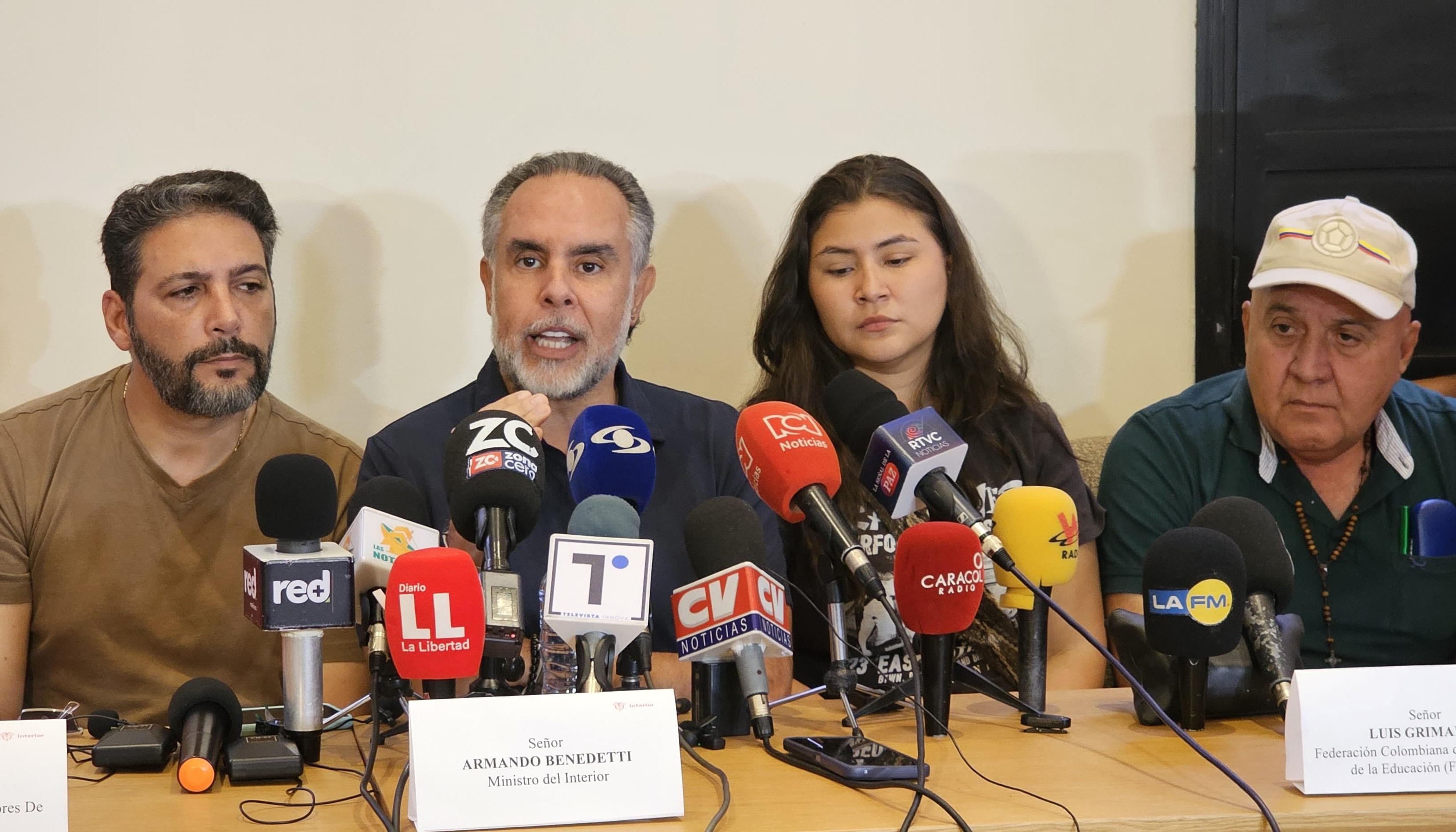 Armando Benedetti en rueda de prensa acompañado por Agmet Escaf, Andrea Vargas y Luis Grimaldo. 