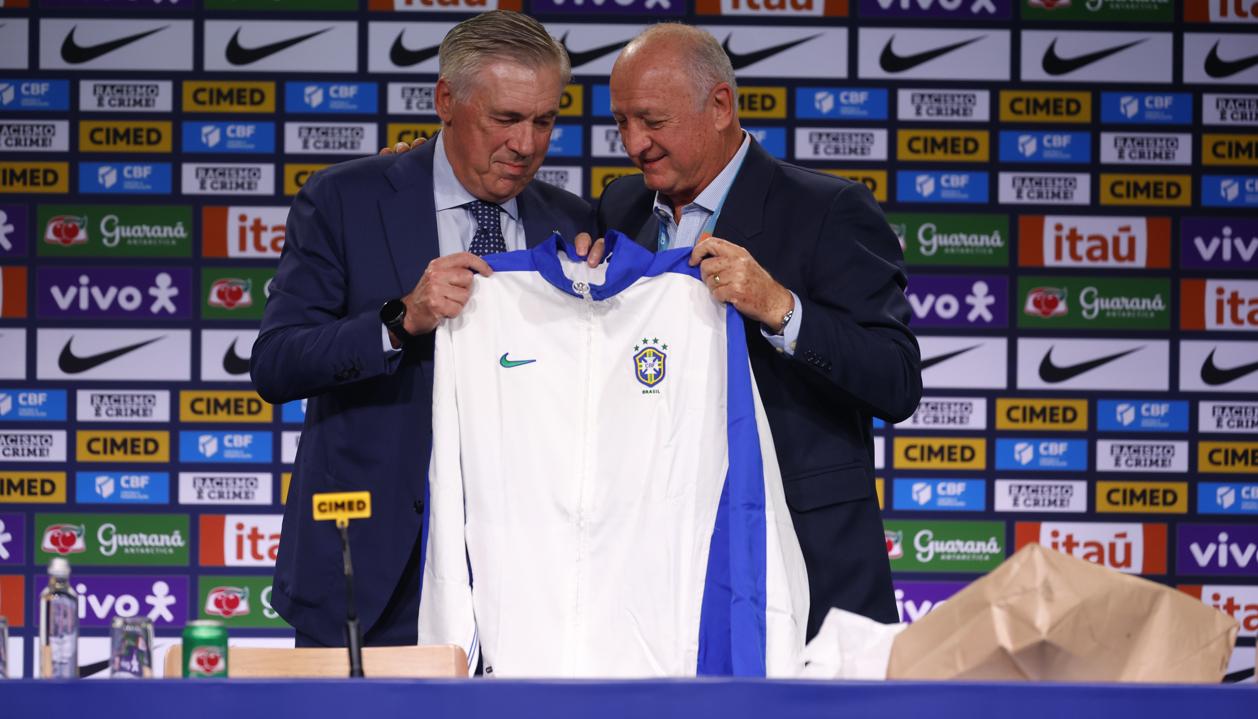 Carlo Ancelotti recibió el buzo de entrenador de Brasil de Luiz Felipe Scolari.