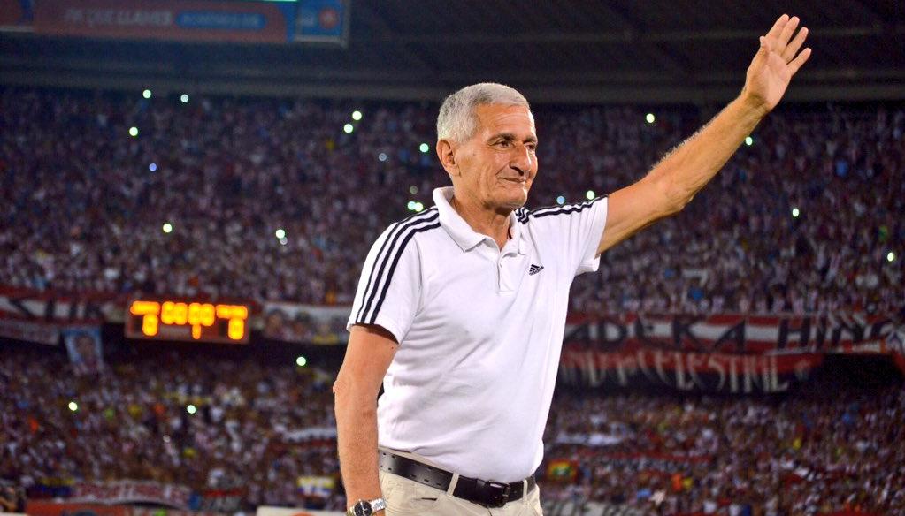 Juan Ramón Verón ovacionado por la hinchada el Junior en 2015.