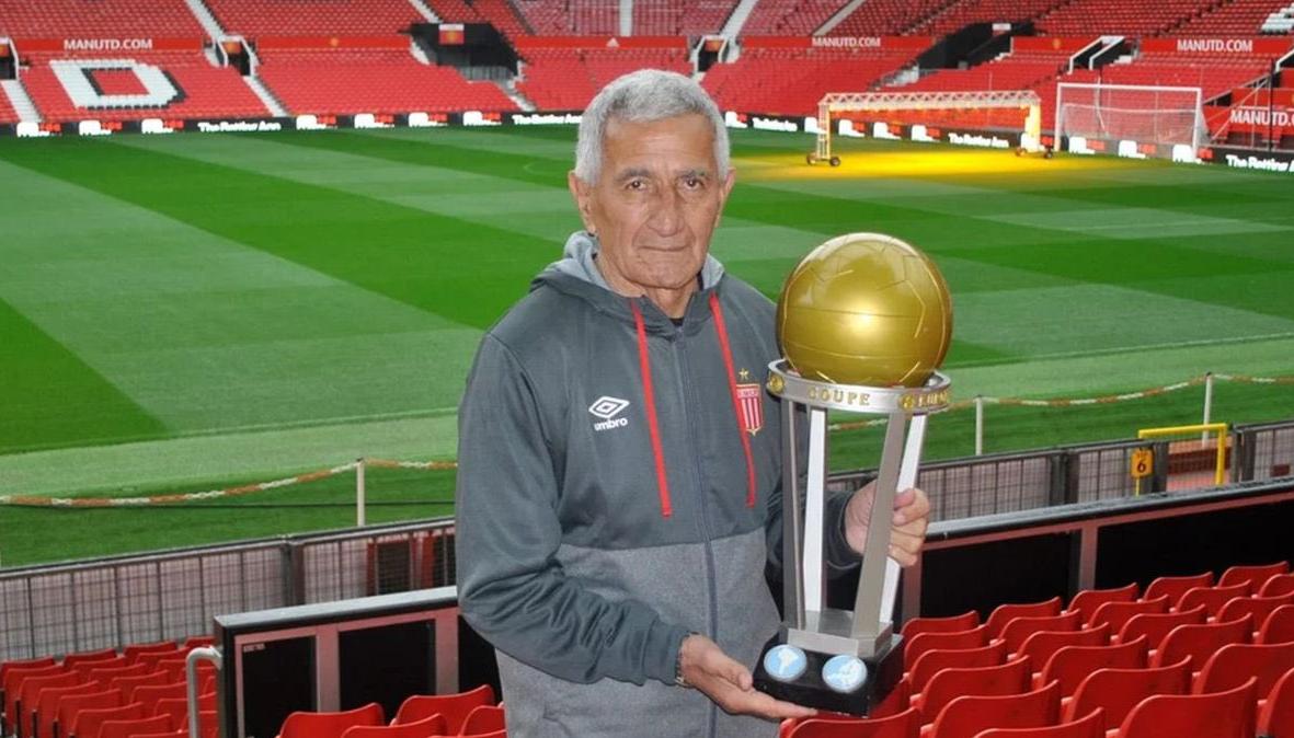Juan Ramón Verón con la Copa Intercontinental de Clubes conquistada en 1968 con Estudiantes. 