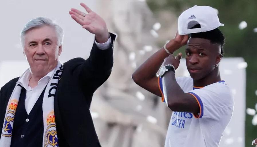 Ancelotti y Vinicius festejando el título de la Champions en 2022. 