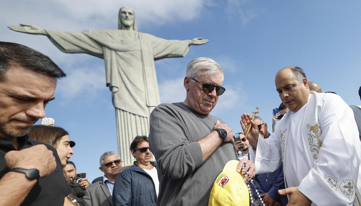 Ancelotti recibiendo la bendición del sacerdote Omar Raposo. 