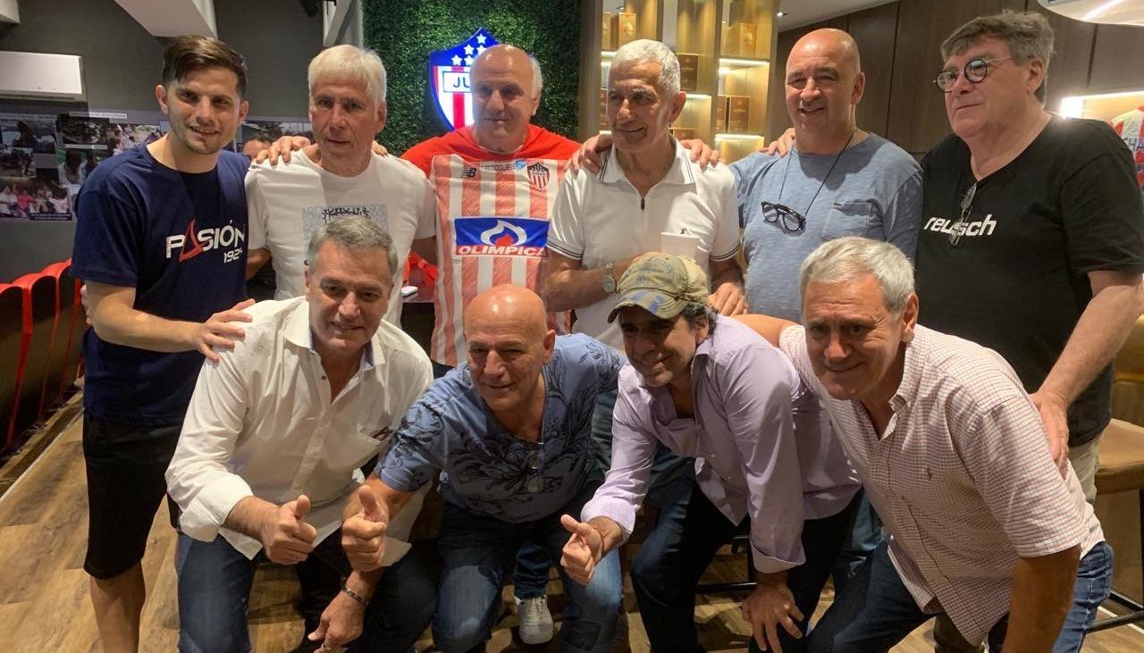 Alejandro Char con 'La Bruja' Verón y otros exjugadores del Junior. 