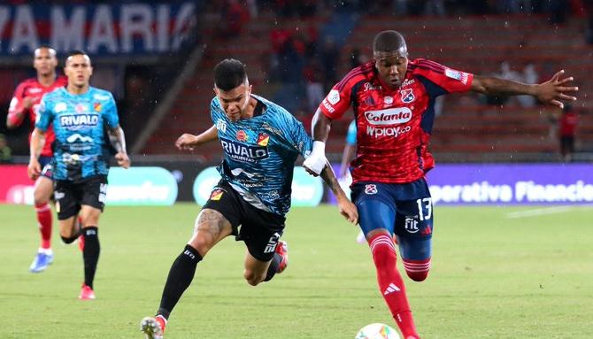 Francisco Chaverra, autor el segundo gol del Medellín, disputa el balón con Wálmer Pacheco. 