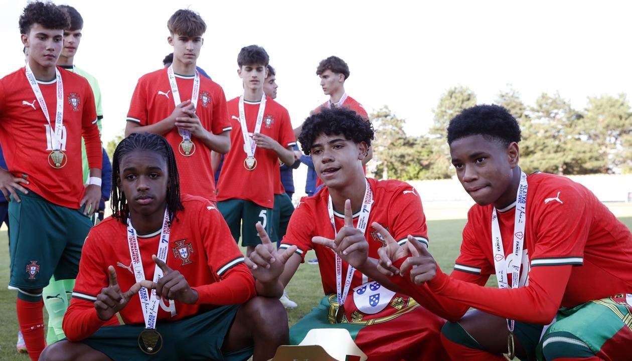 Cristiano Ronaldo Junior (centro) con sus compañeros y el trofeo de campeón.