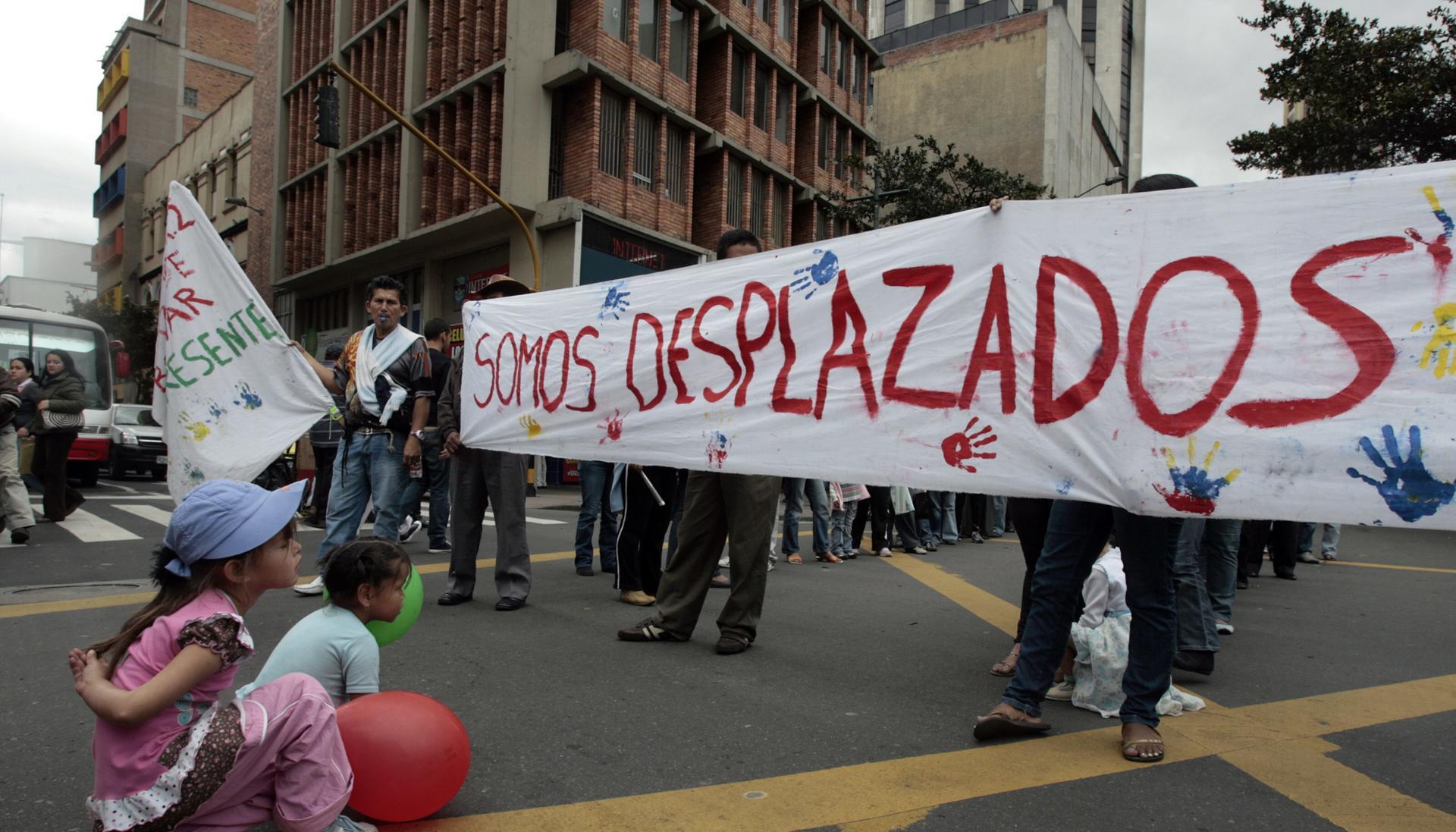 Protesta por los desplazados en Bogotá.