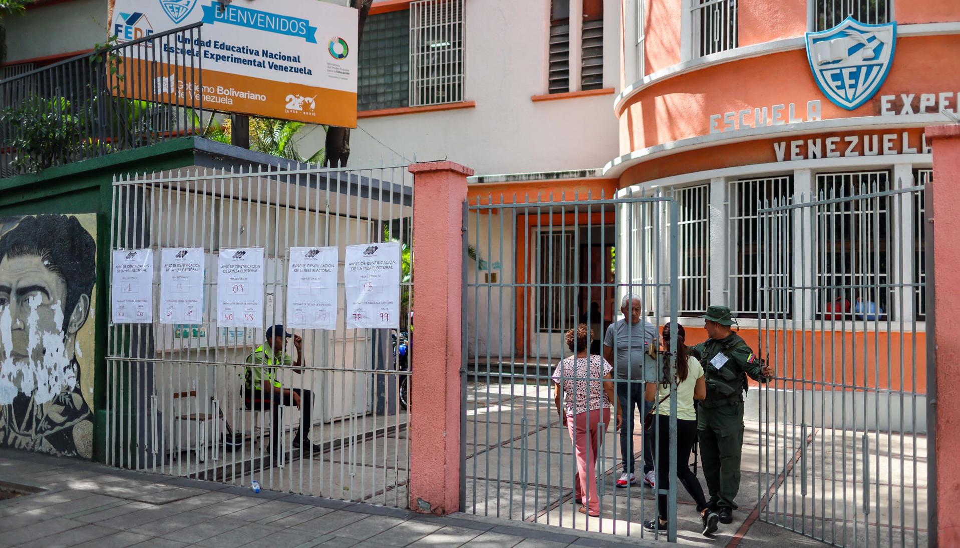 Personas ingresan a un centro de votación este domingo, en Carcas (Venezuela).