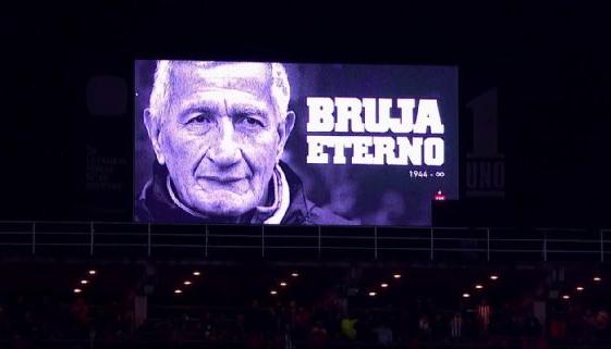 El rostro de Juan Ramón Verón en la pantalla del estadio Uno Jorge Luis Hirschi de La Plata. 