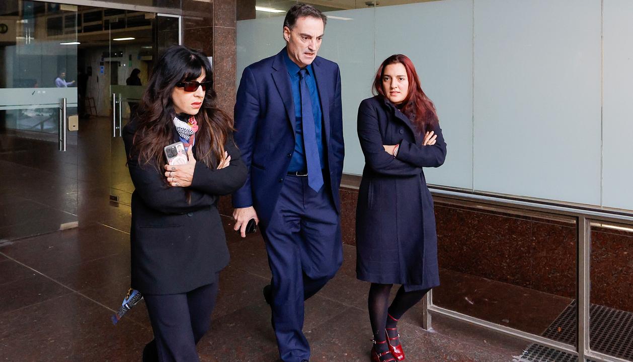 El abogado Mario Baudry con Gianinna y Jana, hijas de Diego Maradona. 