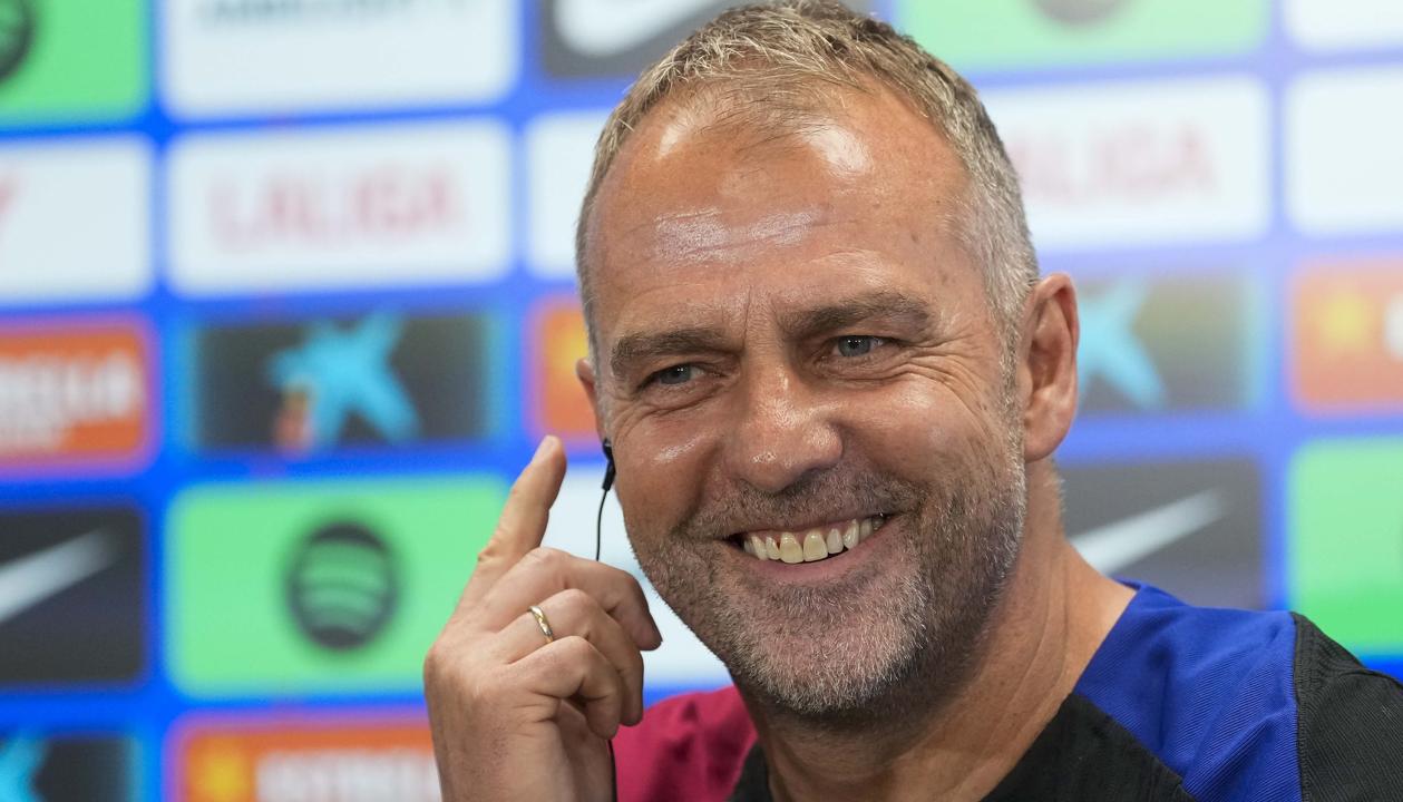 Hansi Flick logró tres títulos en su primera temporada con el Barcelona. 