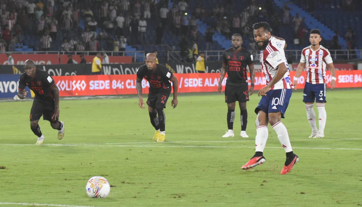 'Cariaco' González, de pena máxima, le dio la victoria 4-3 a Junior sobre América, en 2023. 