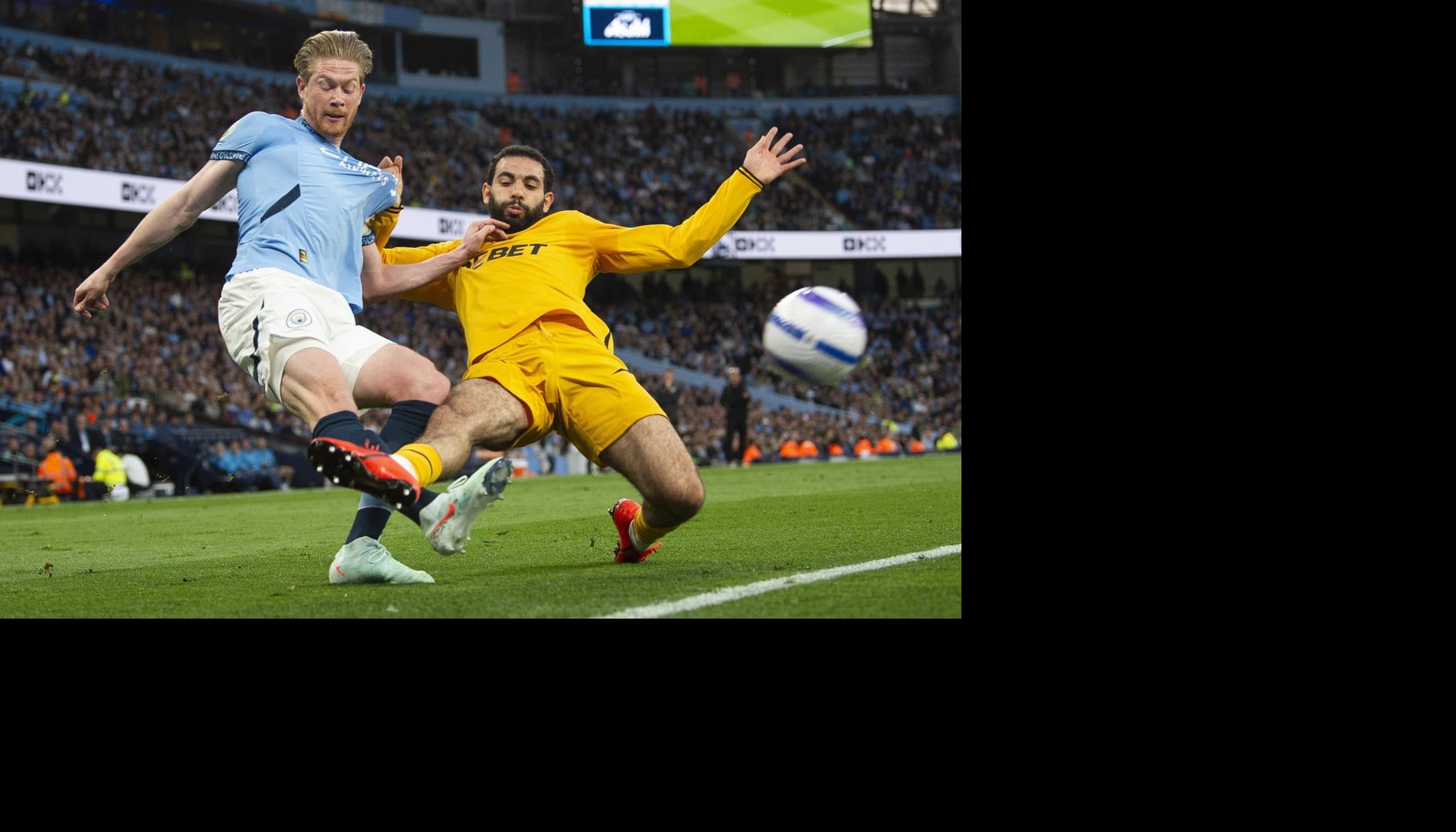 Kevin De Bruyne, autor del gol del Manchester City, remata al pórtico del Wolverhampton.