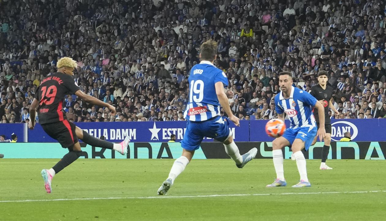 Lamine Yamal remata al arco del Espanyol para marcar el primer gol del Barcelona. 