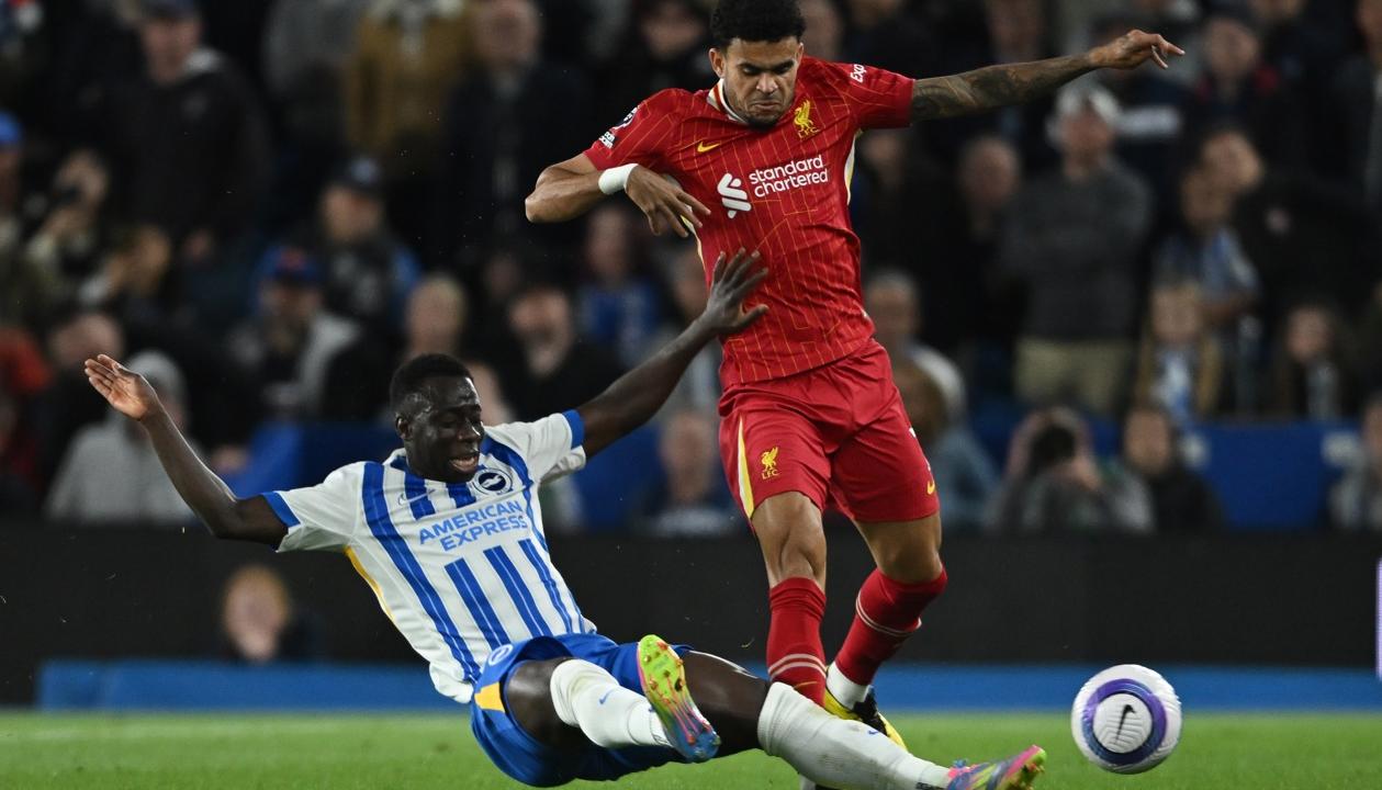 Luis Díaz, quien ingresó en el minuto 63, disputa la pelota con Yankuba Minteh.