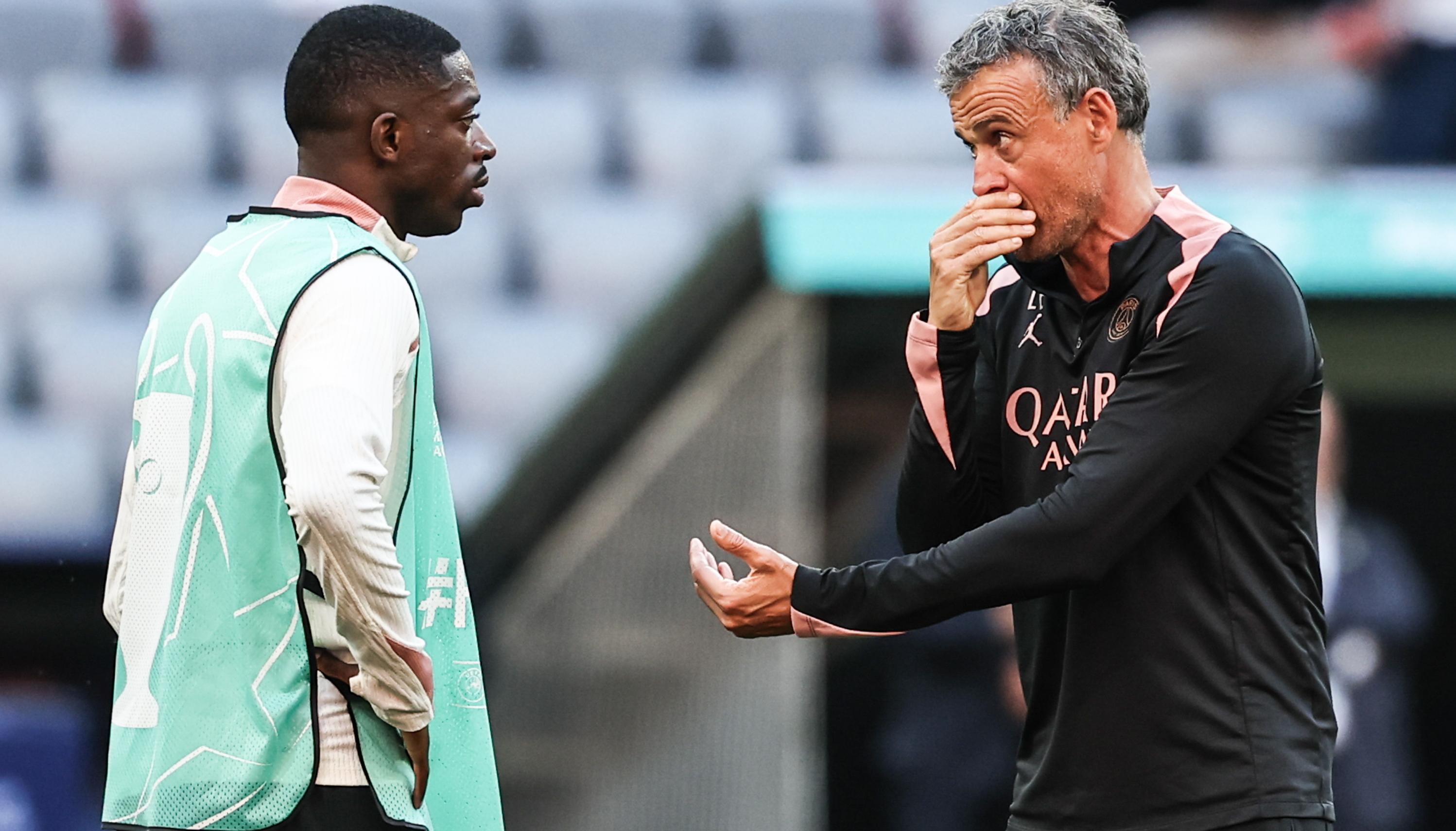 El español Luis Enrique, entrenador del PSG, con el delantero Ousmane Dembelé.  