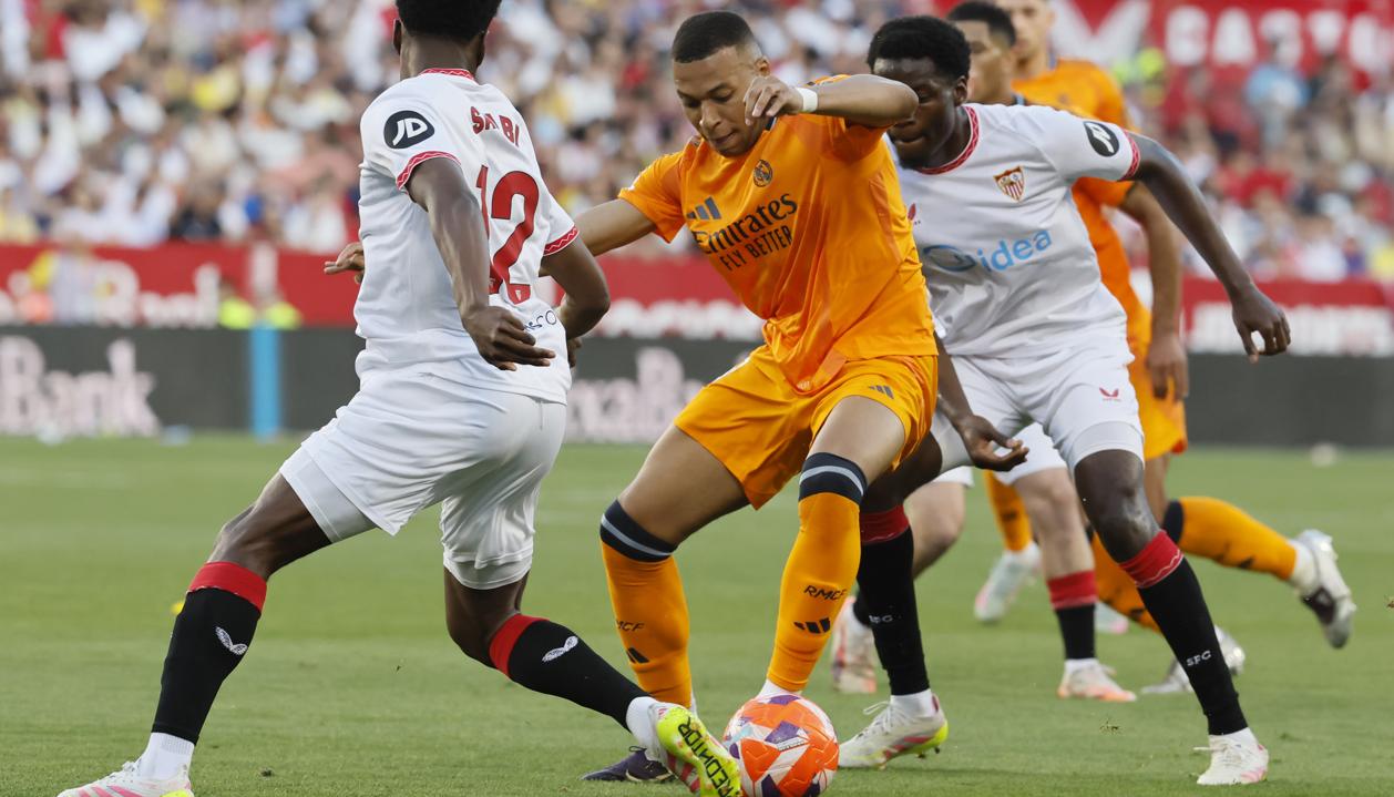 Kylian Mbappé intenta superar la marca de Lokonga en el partido contra el Sevilla. 
