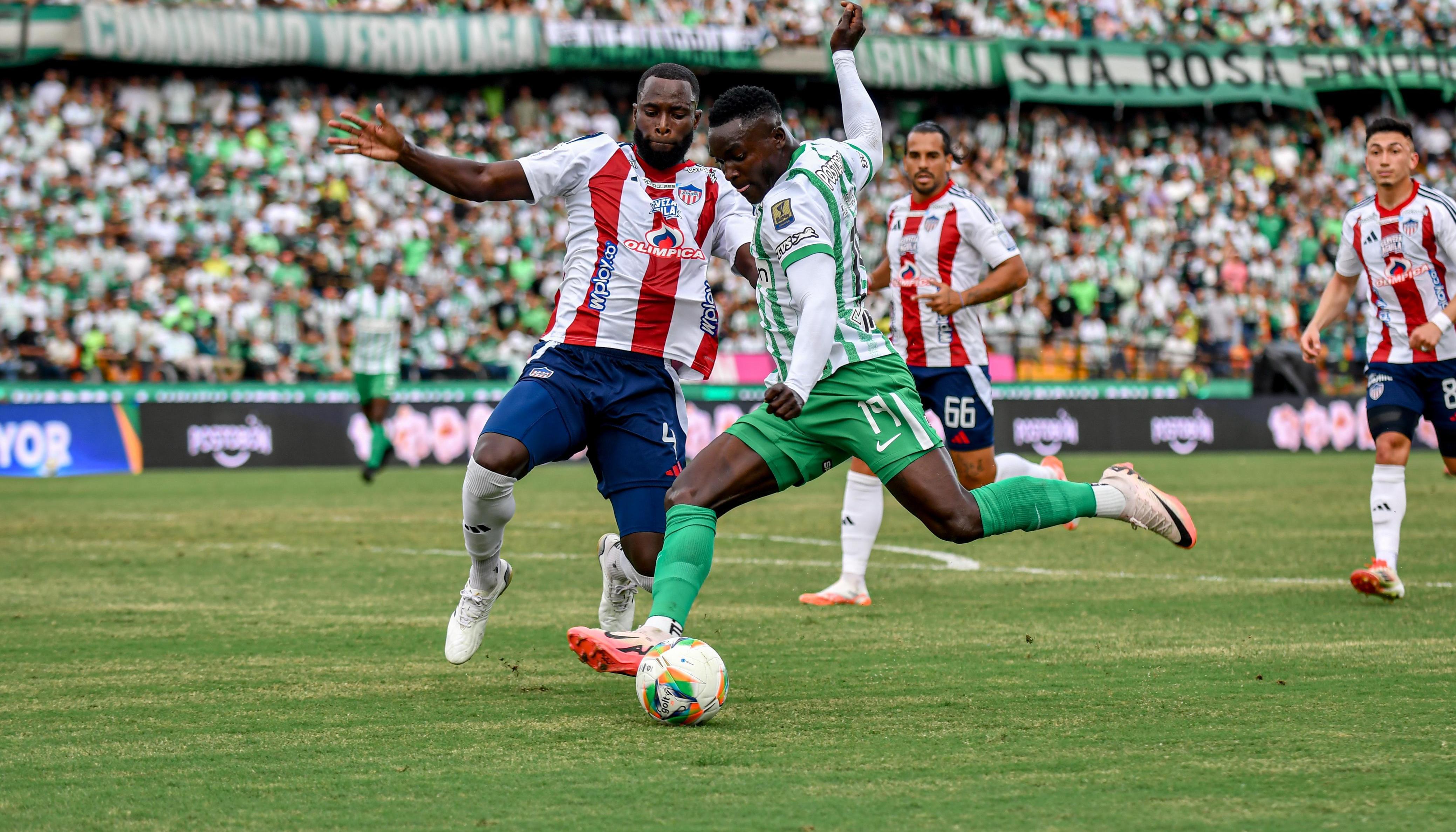 Kevin Viveros intenta rematar ante la marca de José Cuenú. 