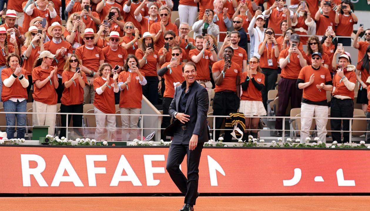 Rafael Nadal recibiendo a ovación del público en la pista principal del Roland Garros. 