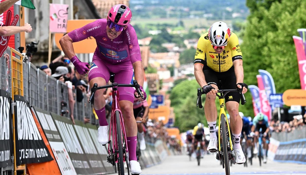 Mads Pedersen superando en el esprint a Wout Van Aert.
