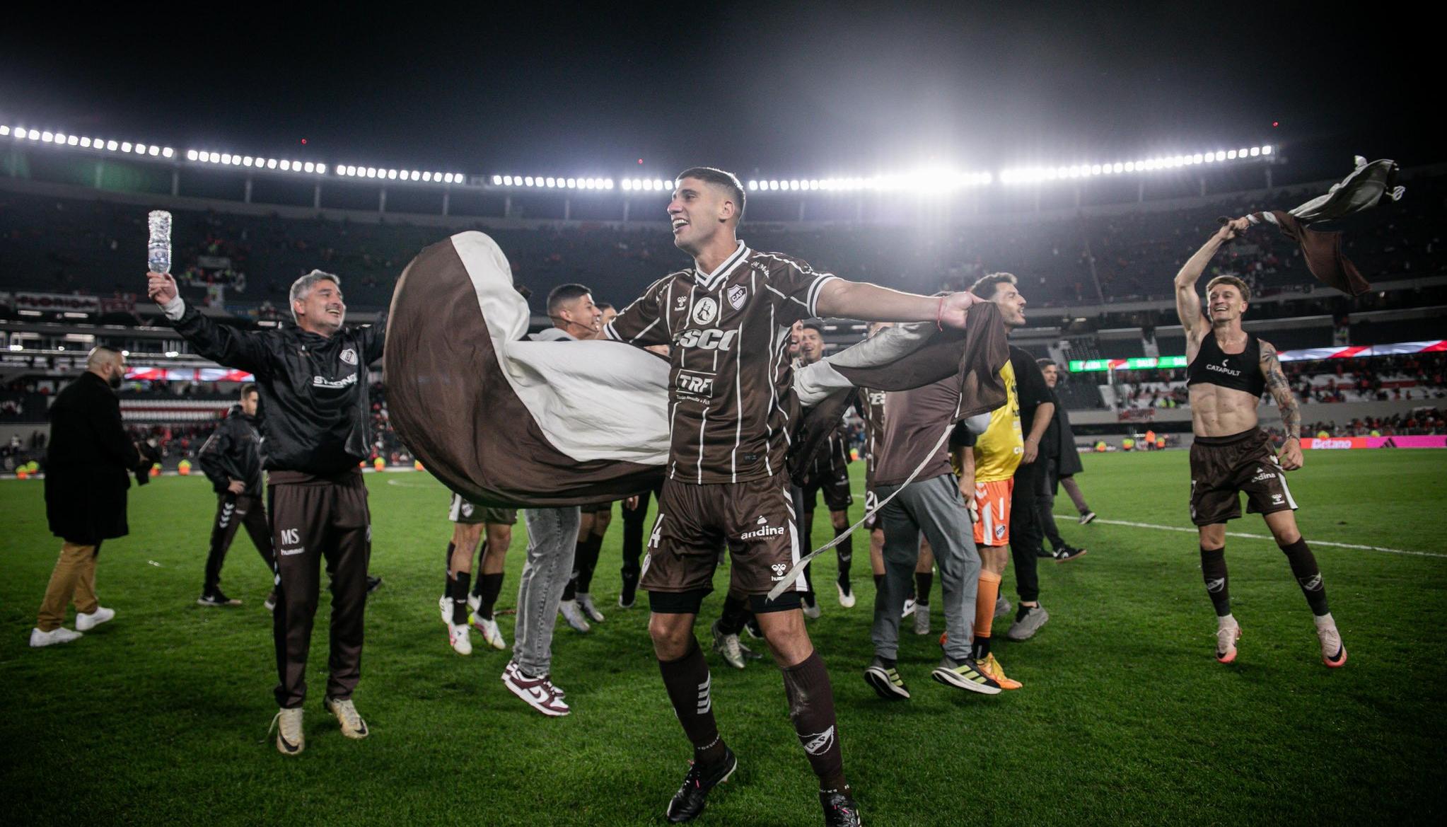 Jugadores de Platense celebran en el estadio de River su paso a las semifinales. 