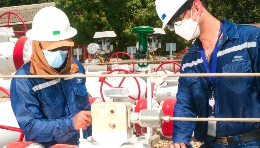 Operarios de Promigas durante labores dentro de la planta.