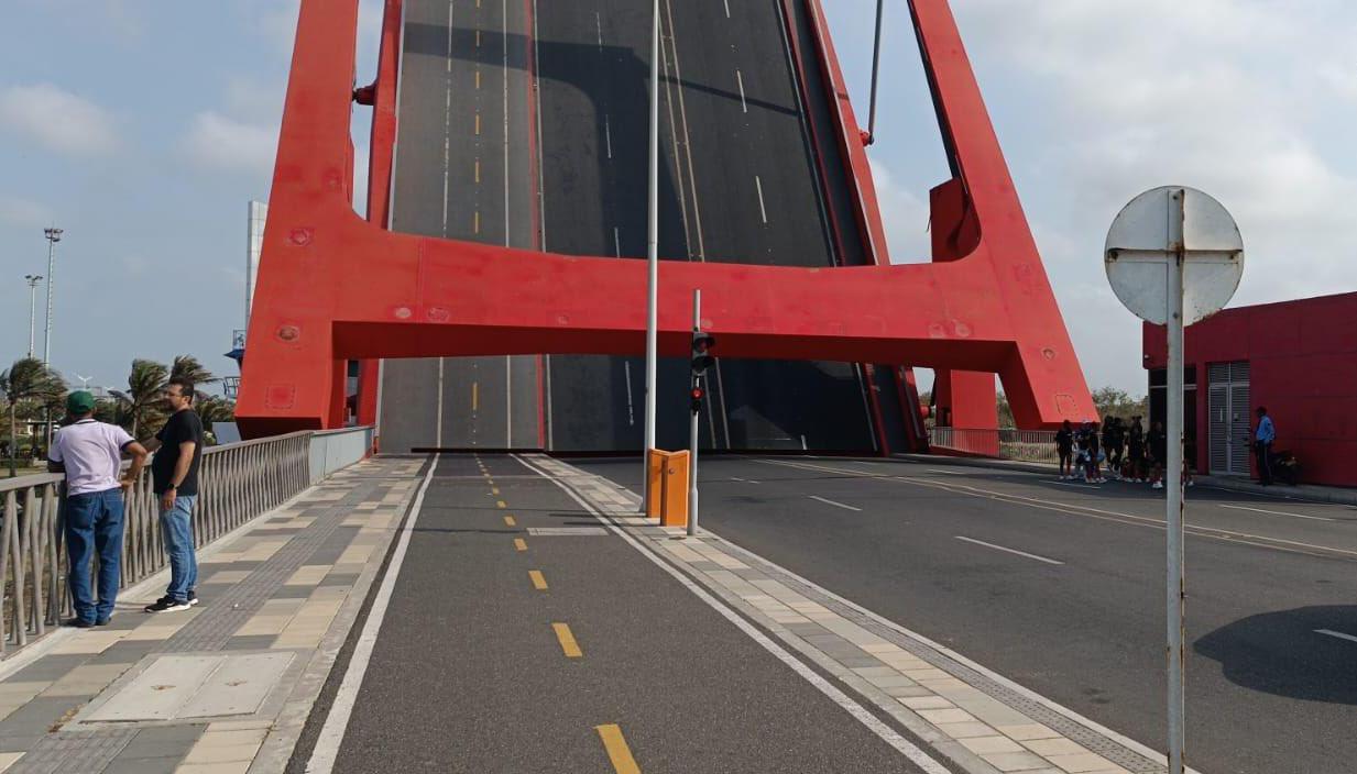 Puente batiente en Avenida del Río.