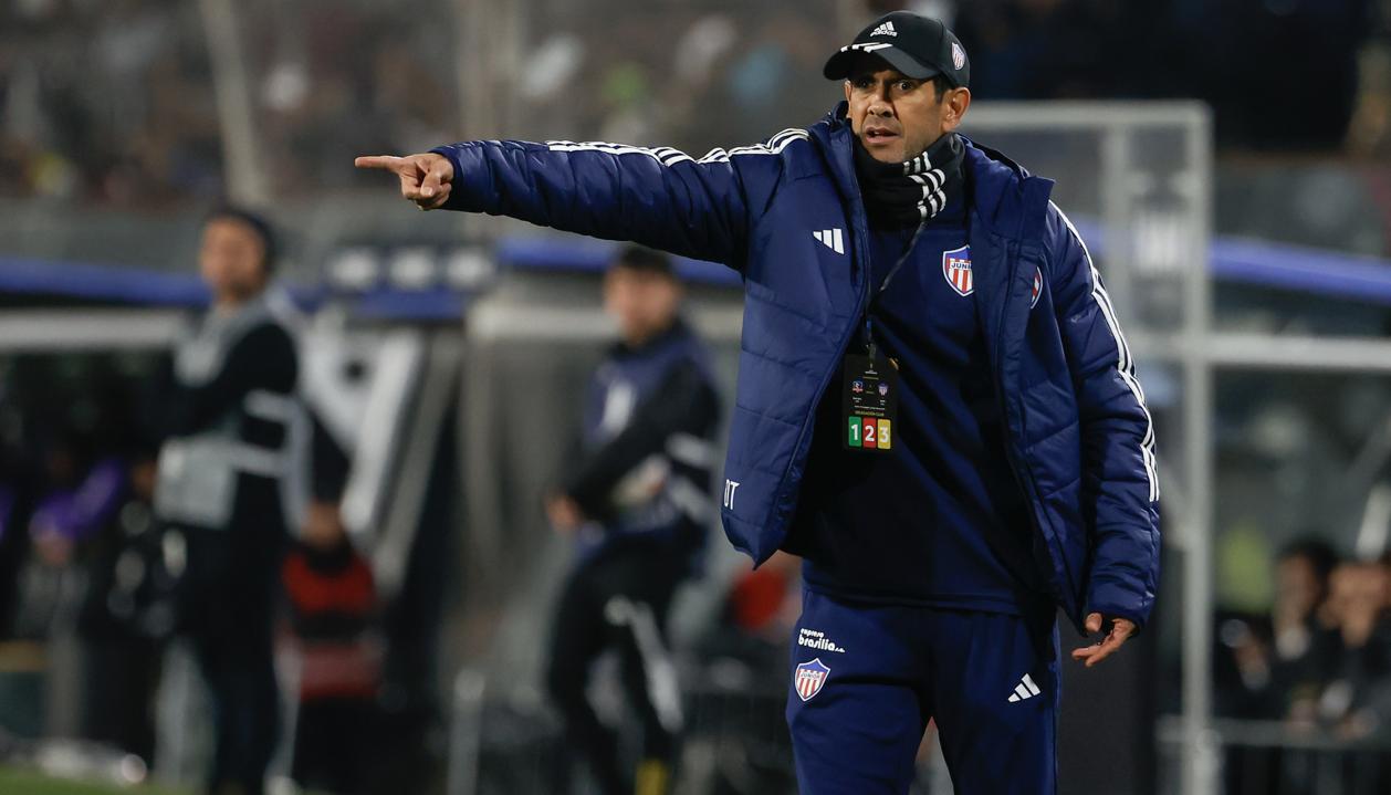 Arturo Reyes dirigiendo al Junior, equipo en el que estuvo hasta septiembre de 2024. 