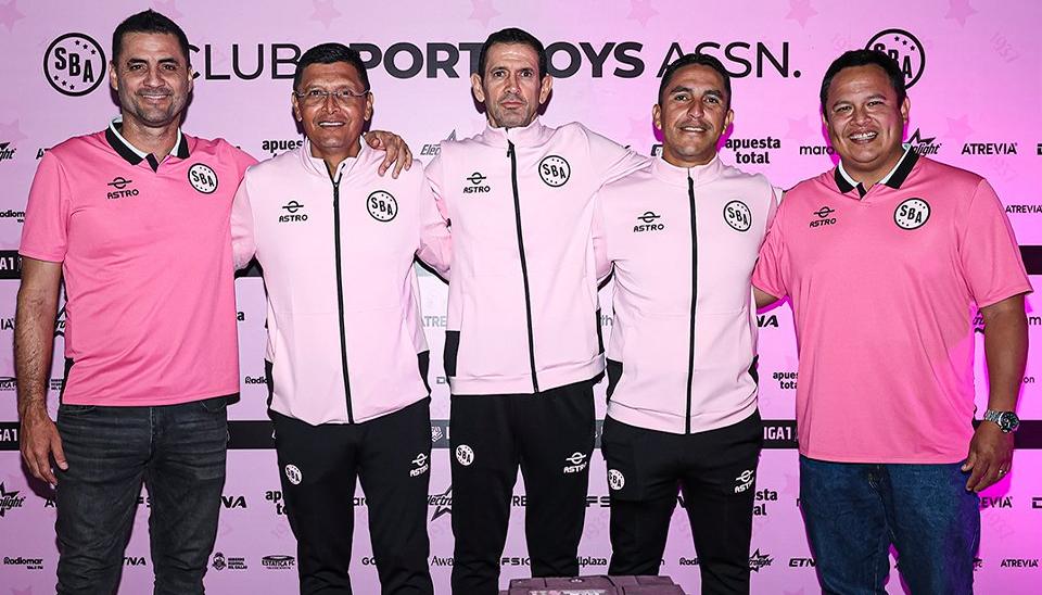 Arturo Reyes, César Poveda y Percy Moncada con los dirigentes del Sport Boys. 