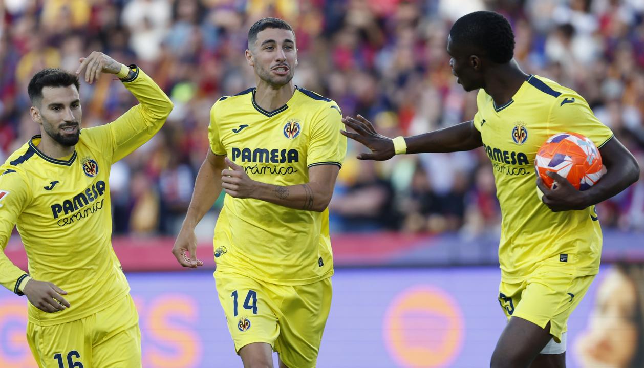 Santi Comesaña (centro) celebra el segundo gol del Villarreal ante el Barcelona. 