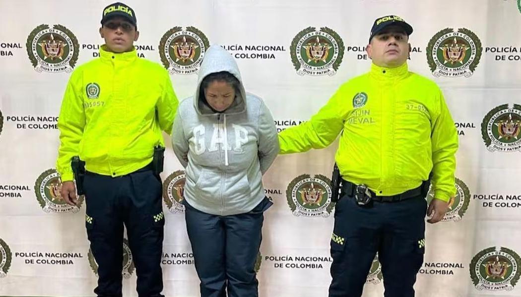 Autoridades junto a Yuranis Paola Miranda Duarte.