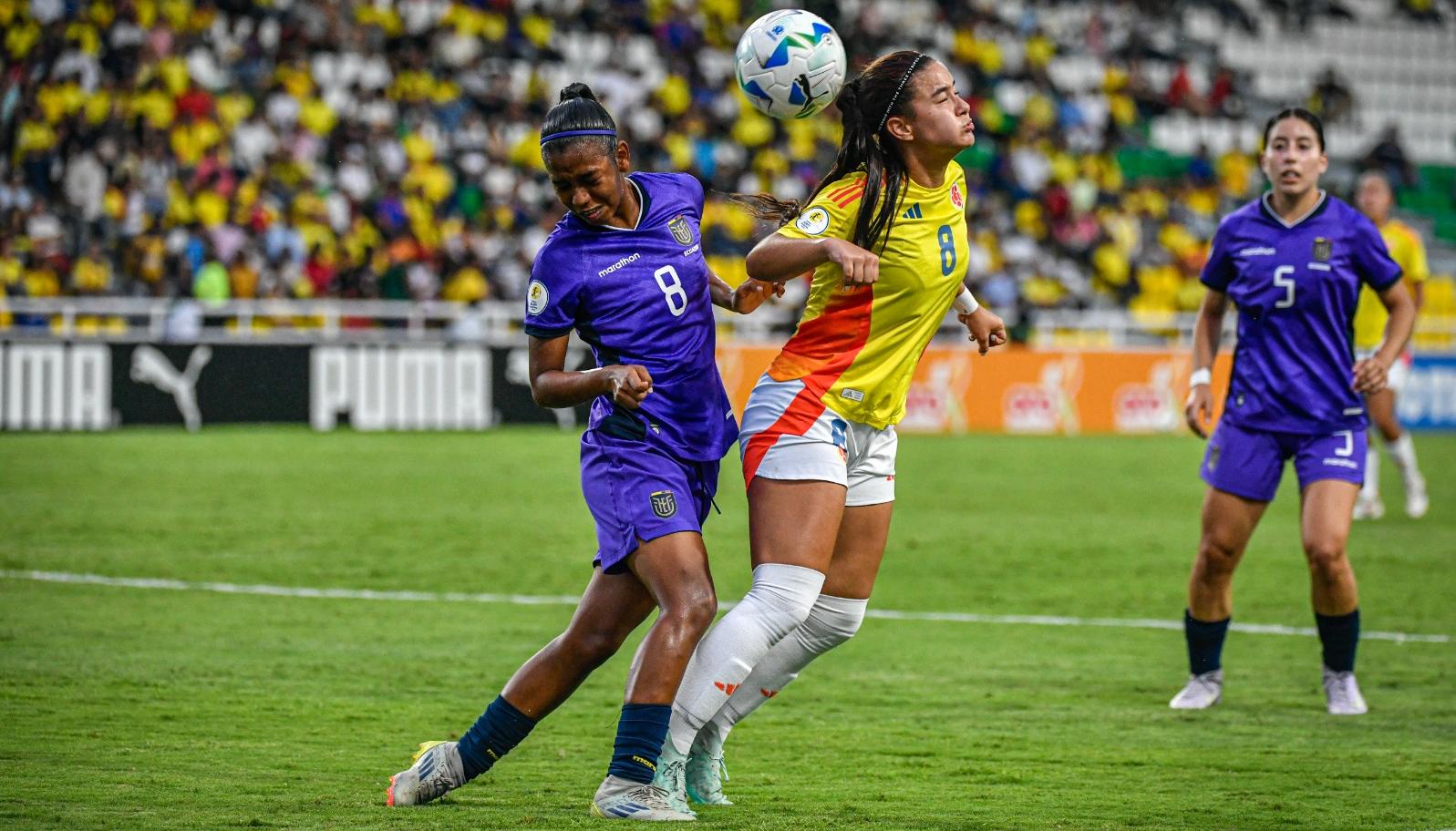 La colombiana Valentina García disputa la pelota con una rival ecuatoriana. 