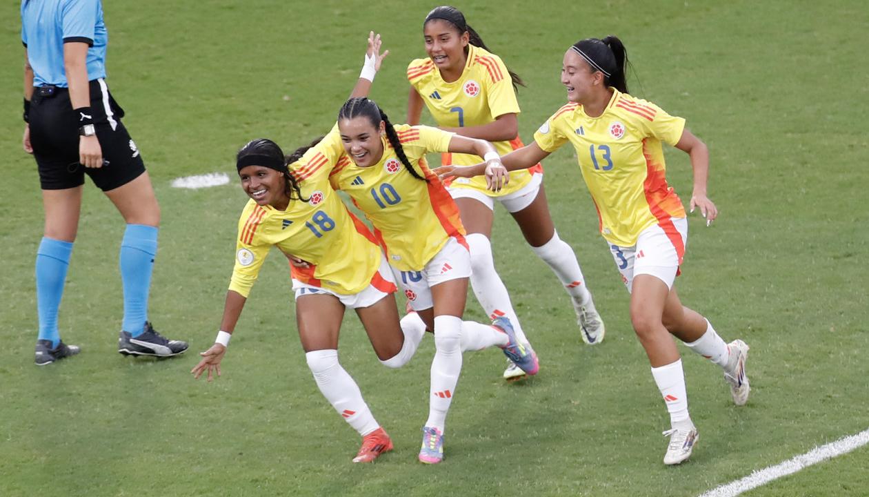 Maura Henao (18) celebra su gol con Ella Grace Martínez (10), Isabella Amado (13) y María Baldovino (7). 