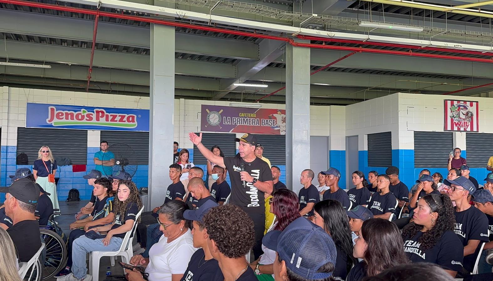 El alcalde Alejandro Char explicando los beneficios a los aspirantes a ser parte del Team Barranquilla 2025.