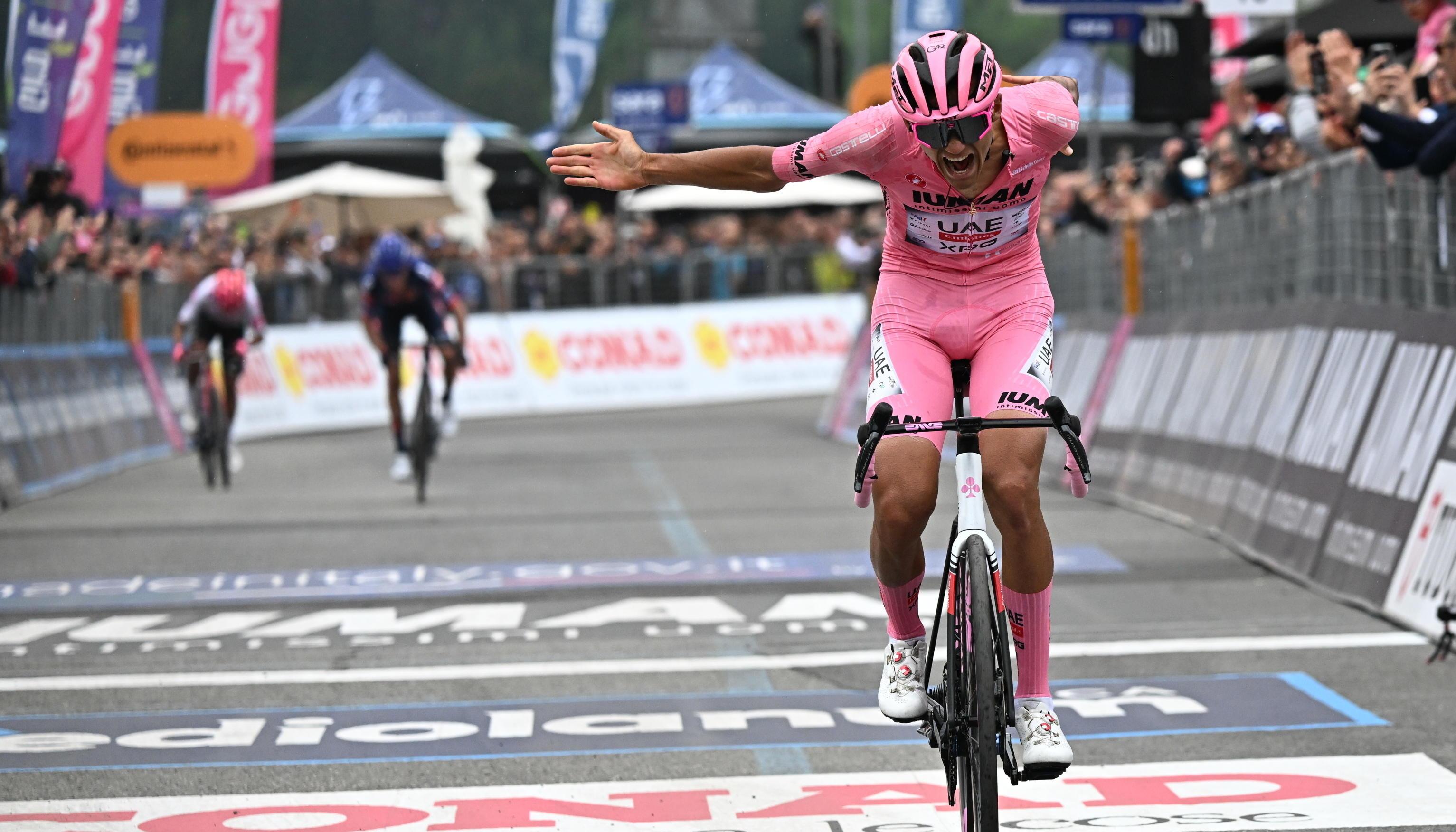 Isaac Del Toro cruza la meta por delante de Romain Bardet y Richard Carapaz.