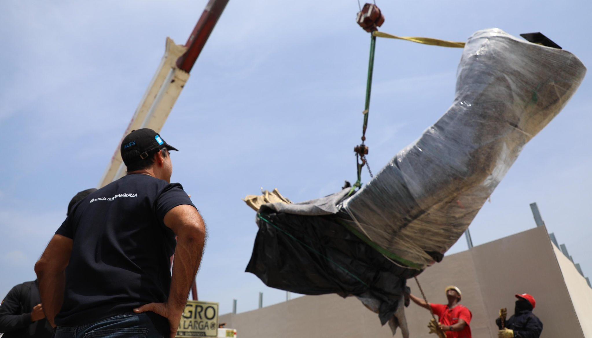 Alcalde Char durante la supervisión de la instalación de la estatua.