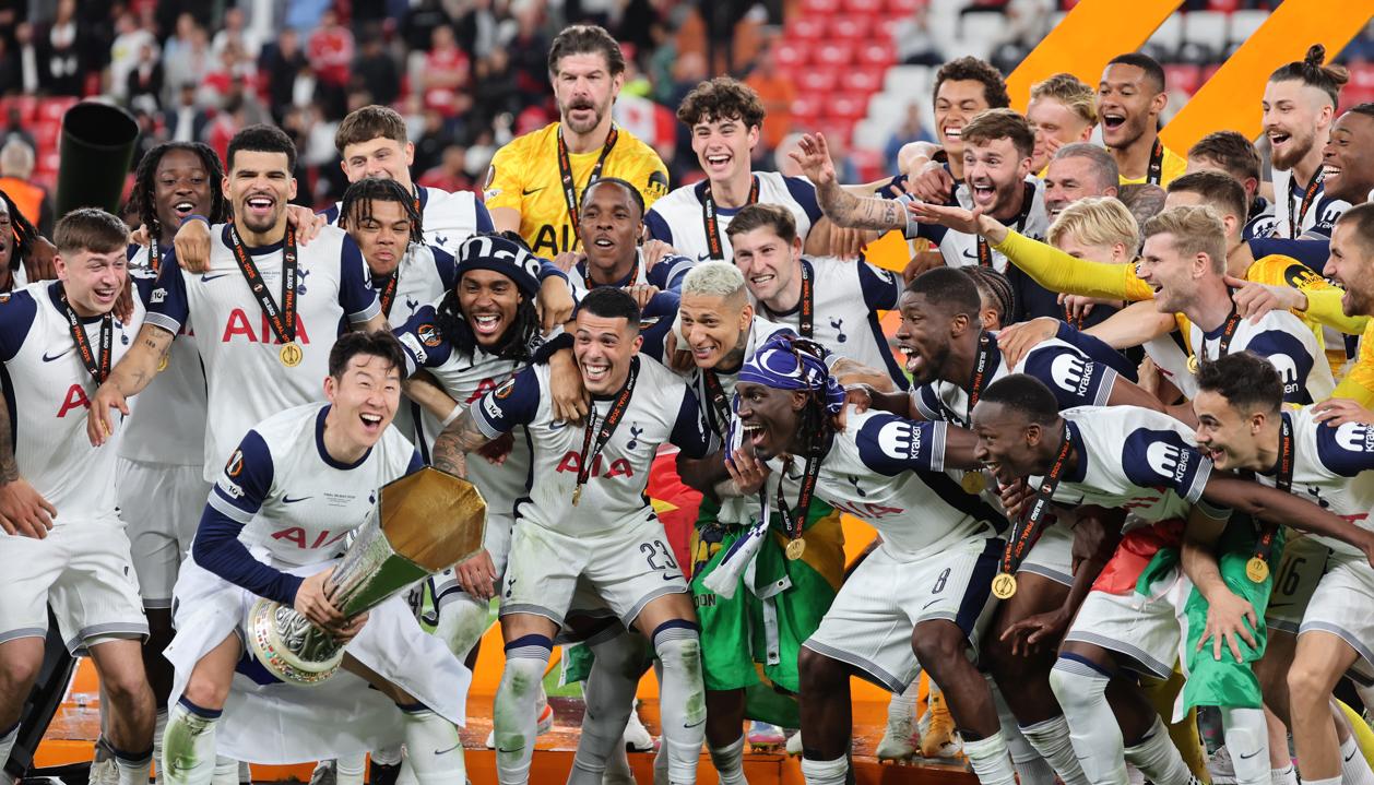 Los jugadores del Tottenham con el trofeo de campeones de la Liga Europa. 