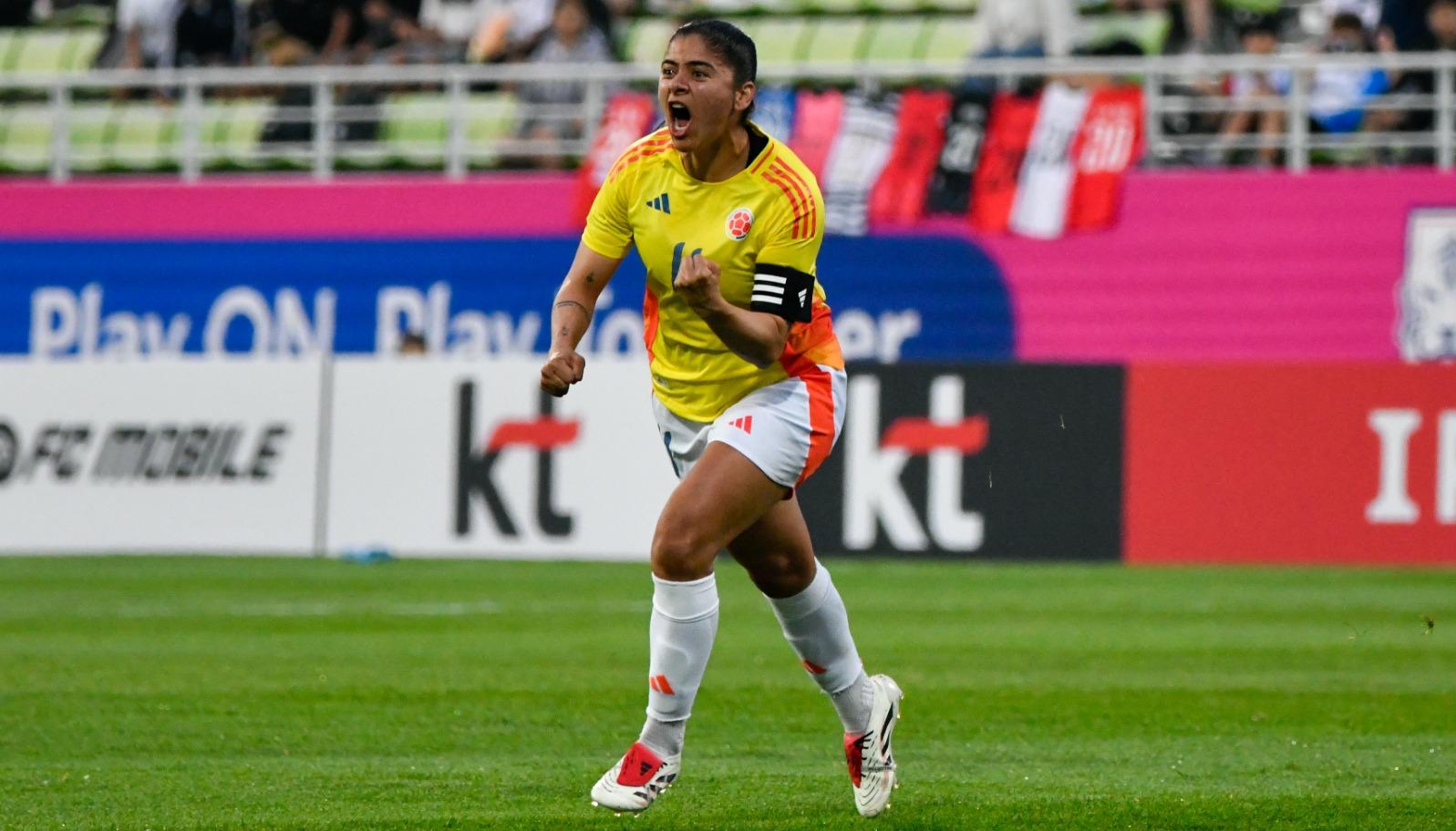Catalina Usme festeja tras marcar el gol de la victoria de Colombia.