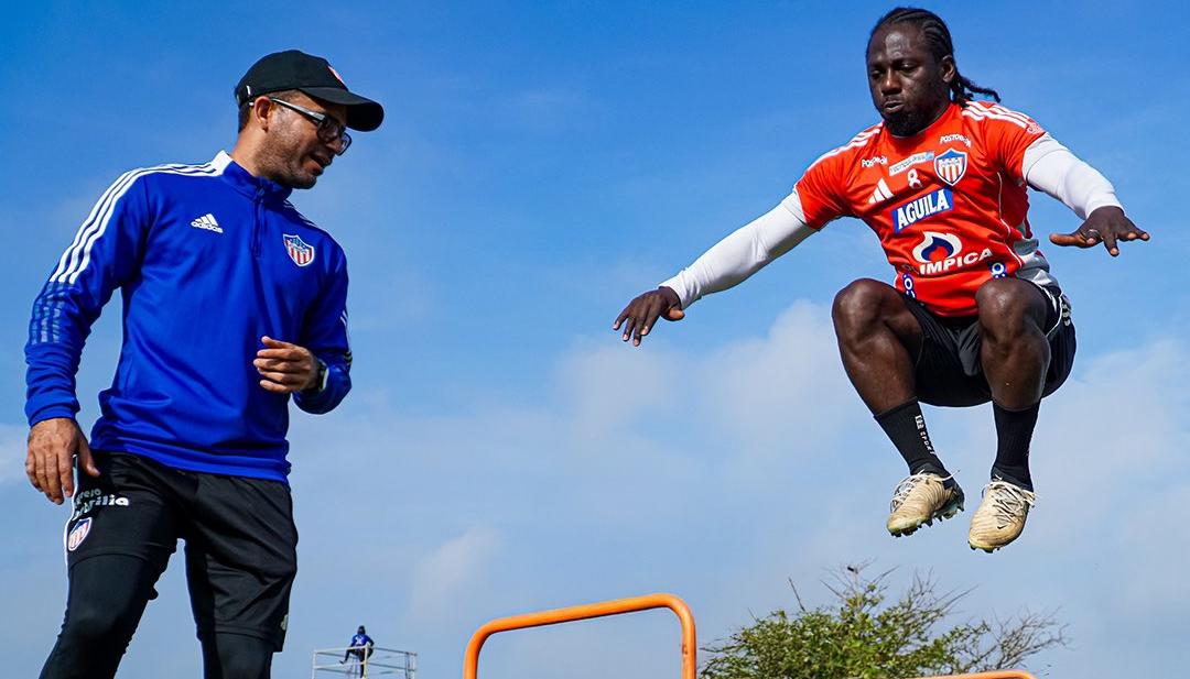 Yimmi Chará en un trabajo con el preparador físico César Gaitán. 