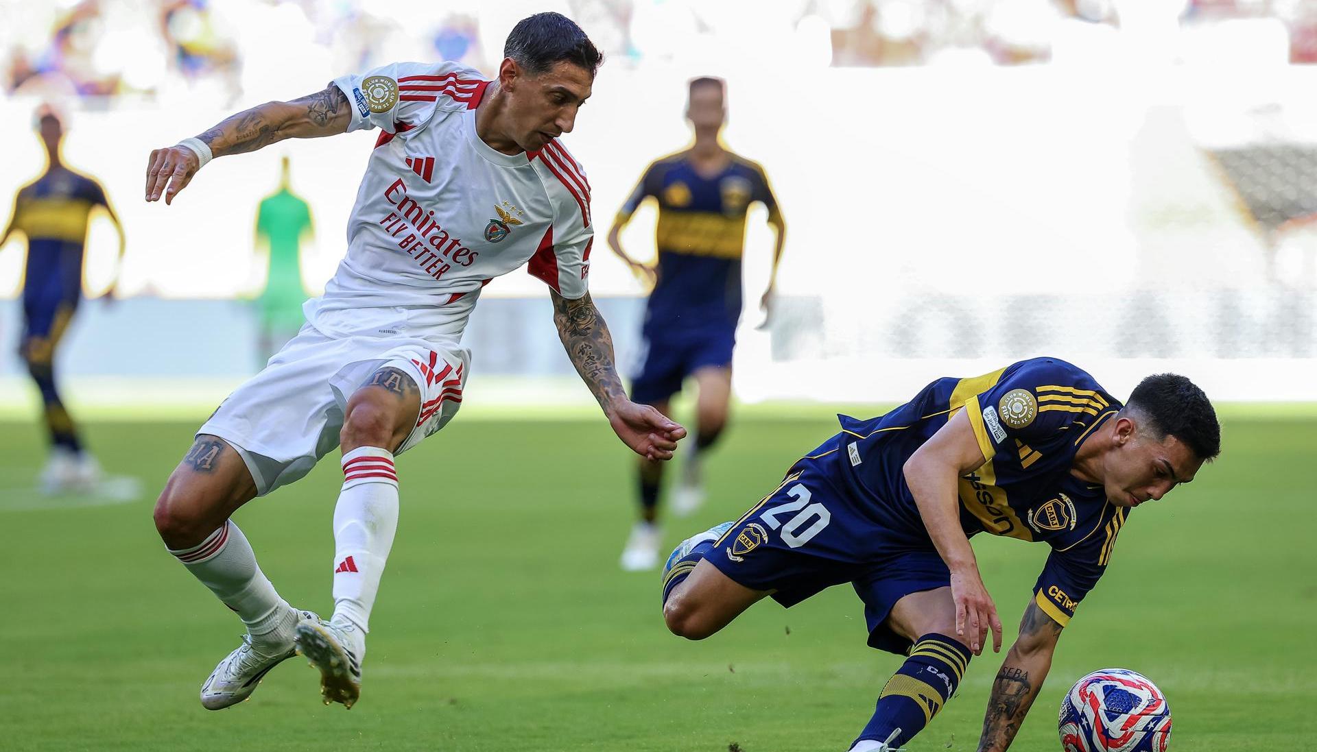 Ángel Di María y el volante de Boca Juniors, Alan Velasco.
