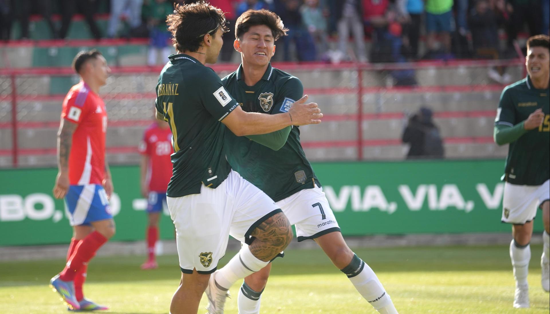 Jugadores de Bolivia celebrando uno de los goles a Chile.