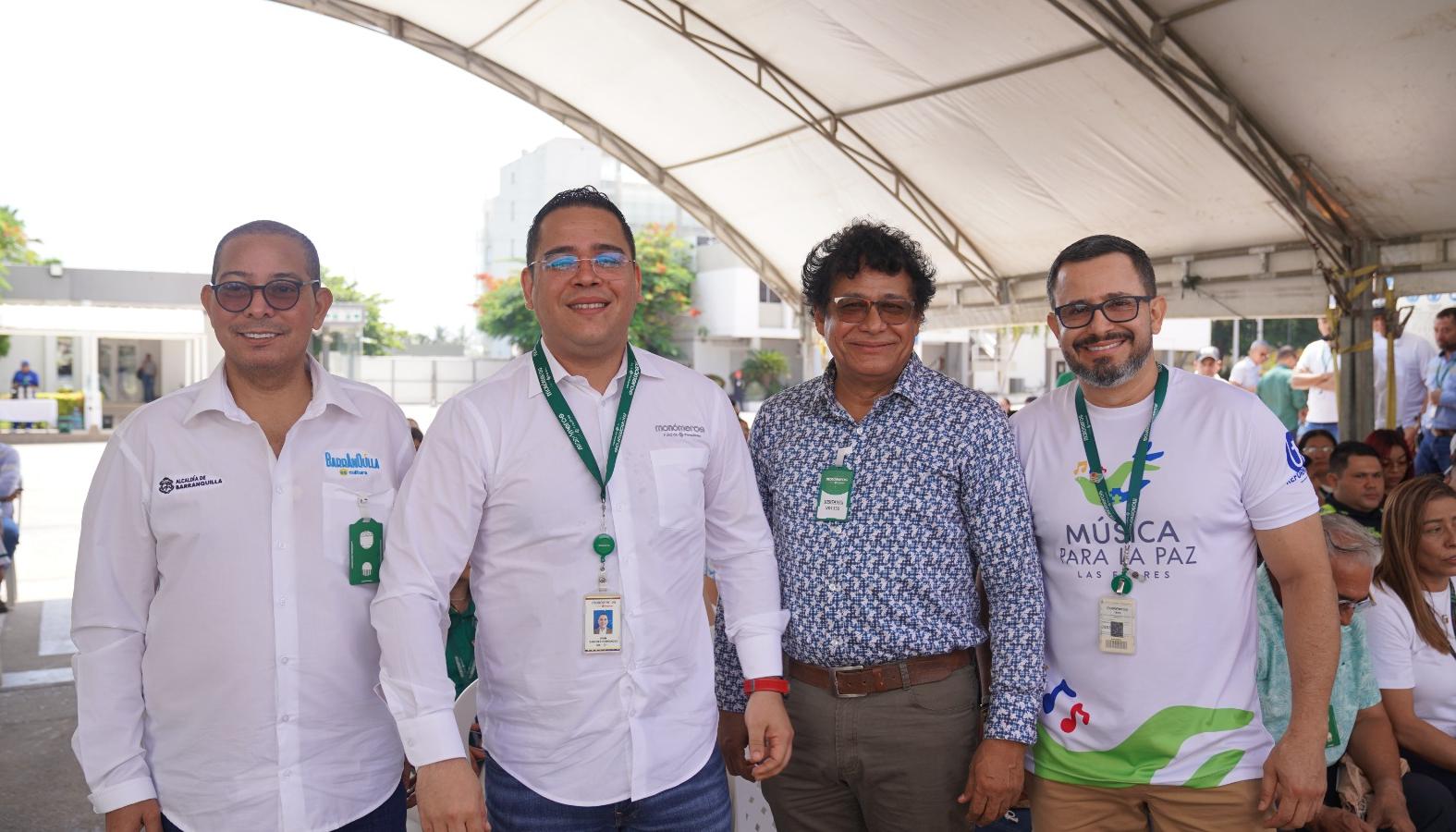 Secretario de Cultura y Patrimonio, Juan Carlos Ospino, el gerente general de Monómeros, Iván Sánchez y funcionarios de la fundación. 