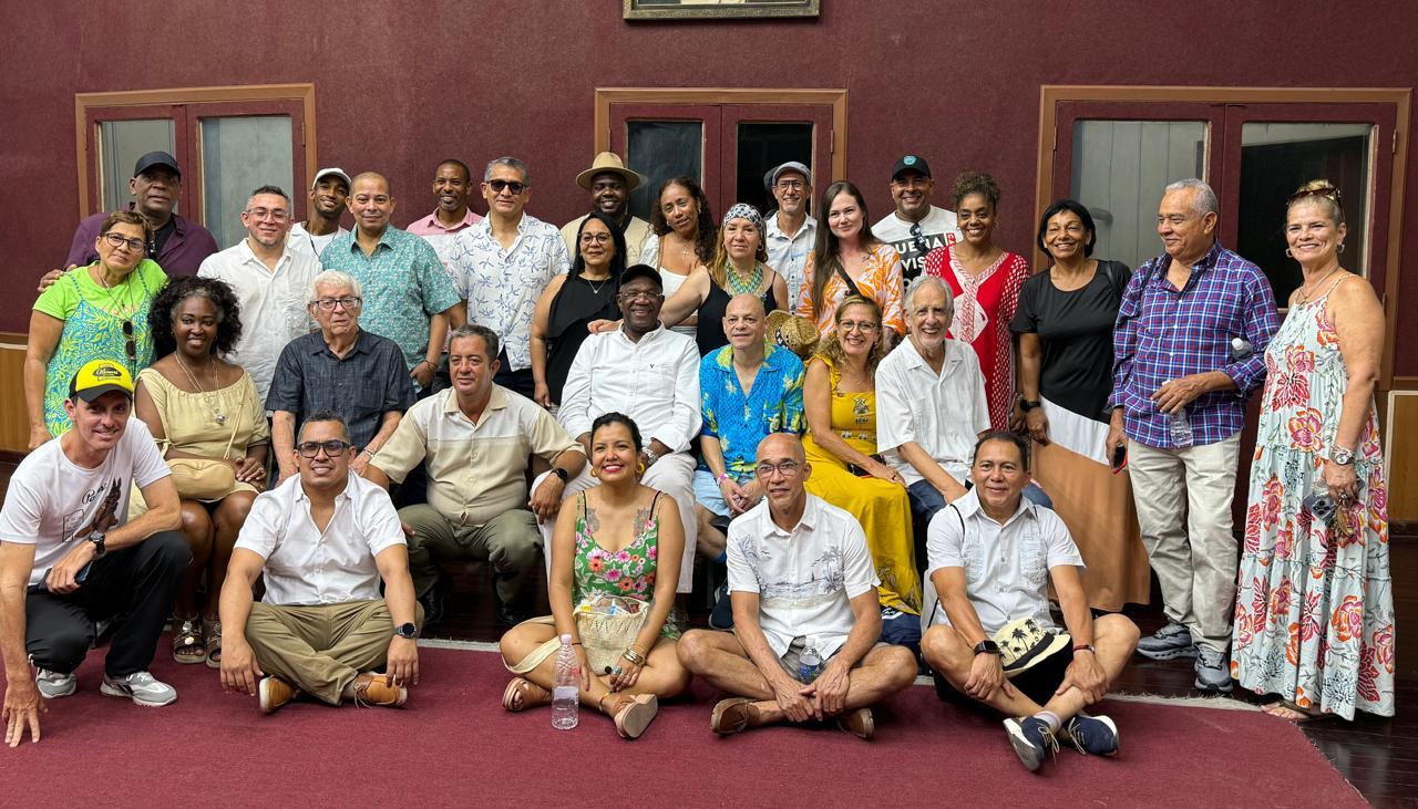 Directivos de Radio Progreso, con organizadores del Encuentro y coleccionistas de Colombia y México, durante la visita al estudio 'Benny Moré'.