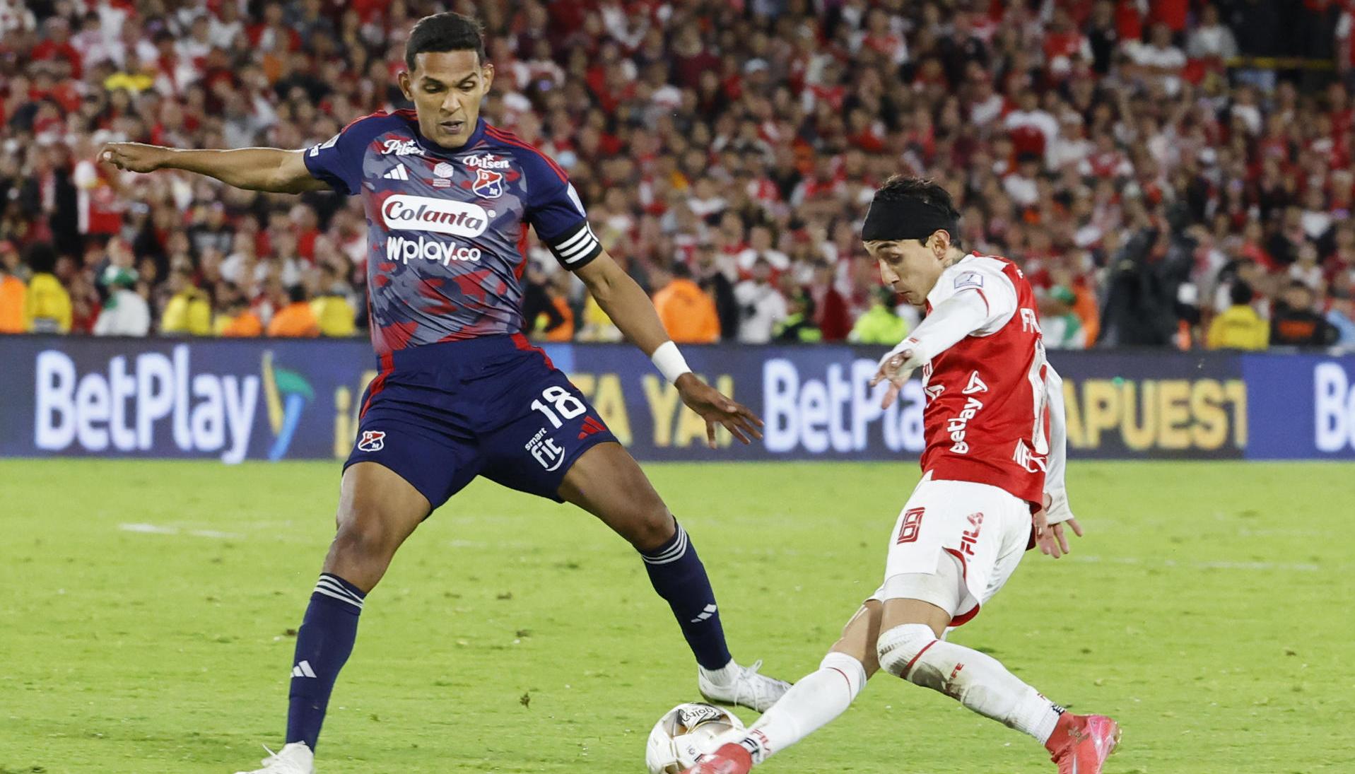 Acción en el duelo de ida de la final, disputada en Bogotá.