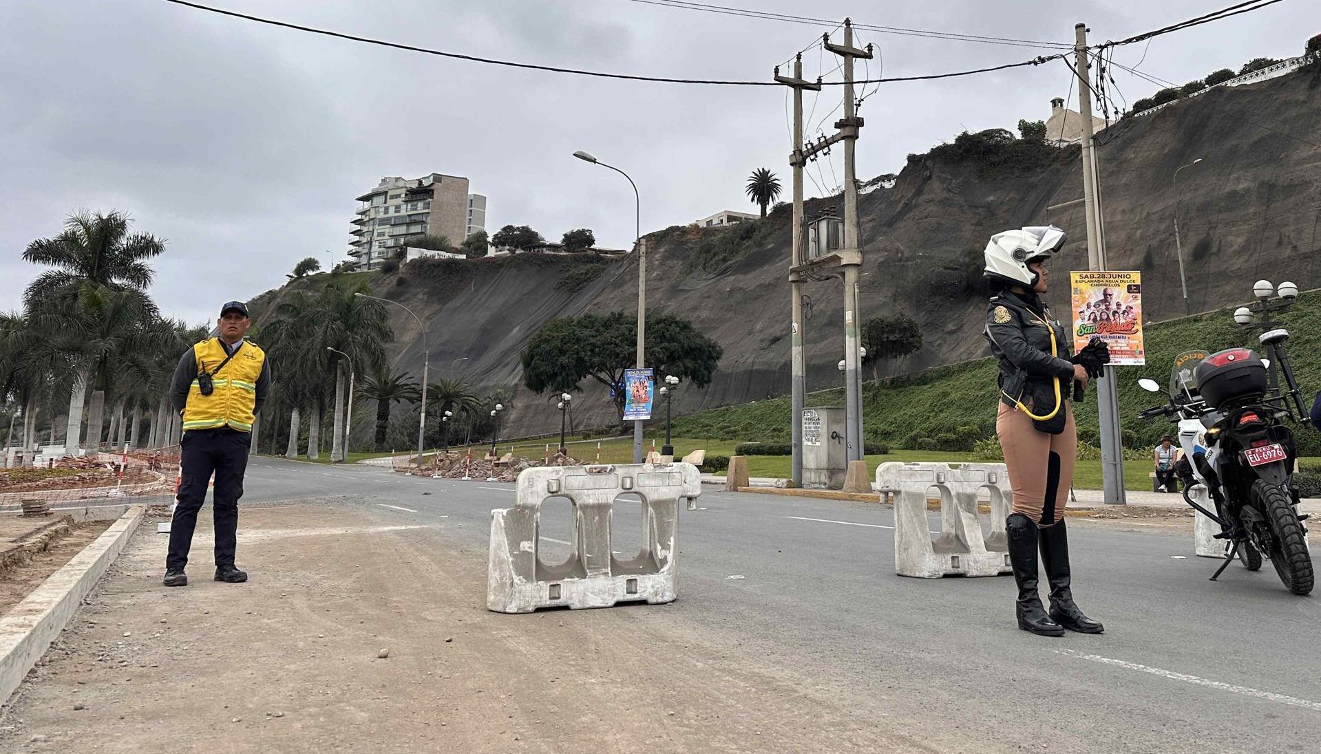 Integrantes de equipos de seguridad cierran la avenida Costa Verde por derrumbes en el acantilado. 