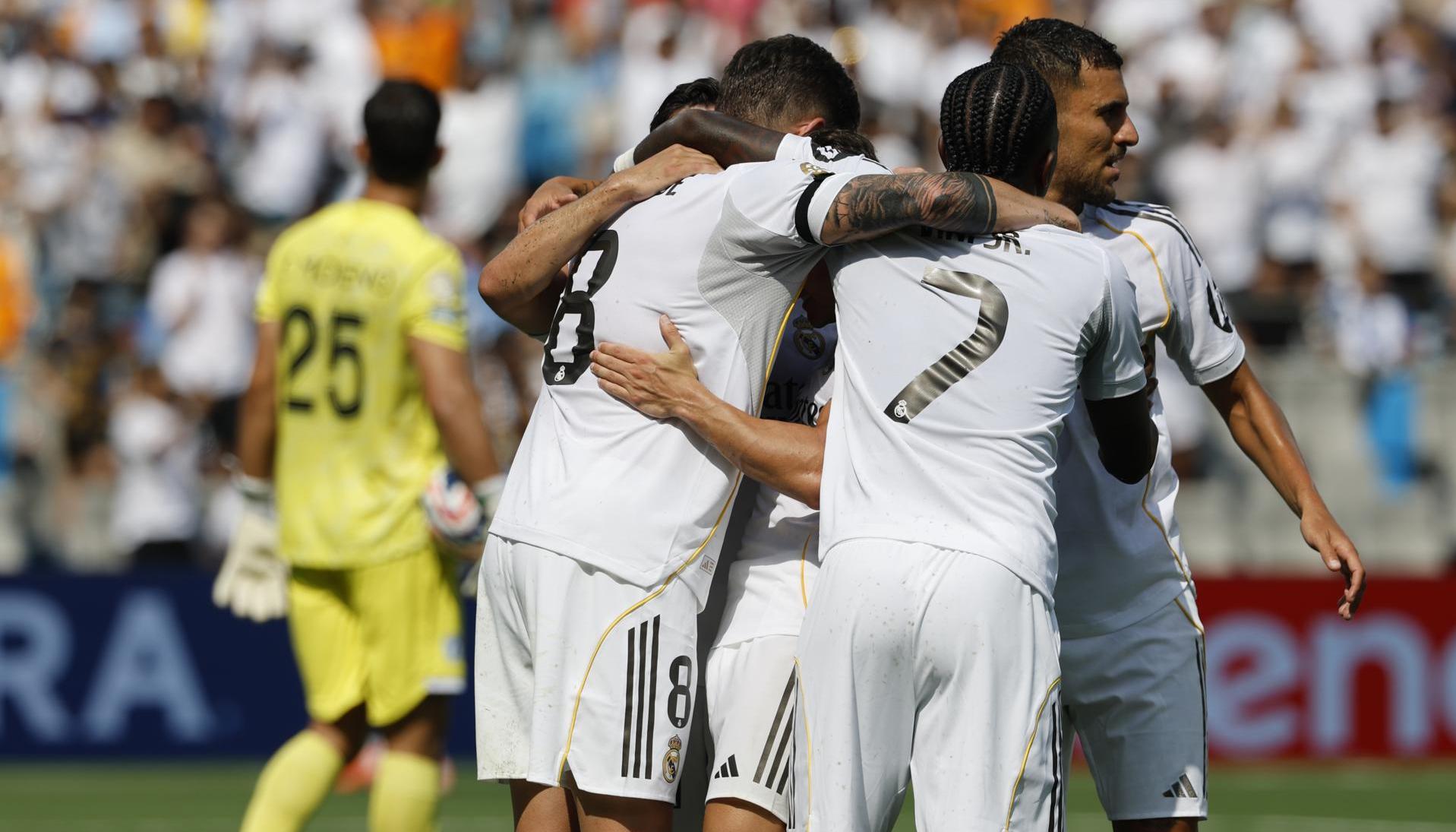 Jugadores del Real Madrid celebrando uno de sus goles en el partido.
