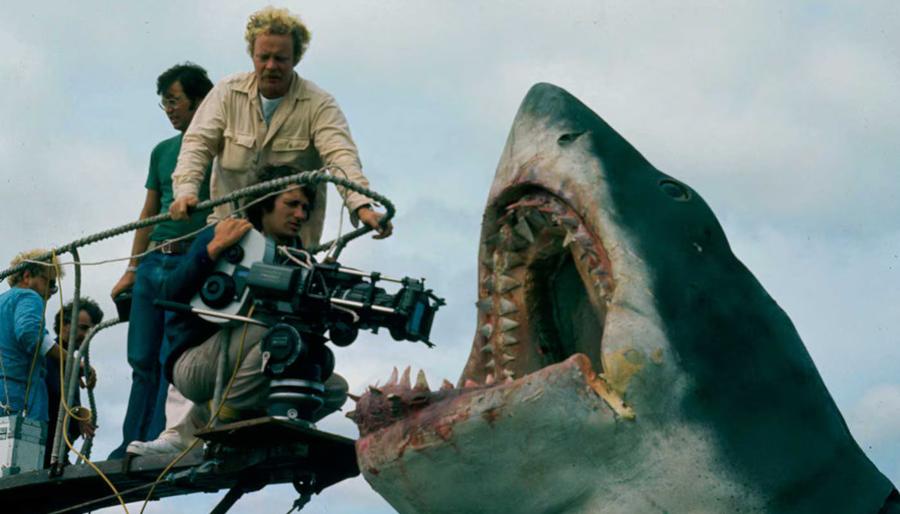 El director Steven Spielberg, mientras captura un plano del tiburón mecánico 'Bruce', durante el rodaje de 'Tiburón'. 