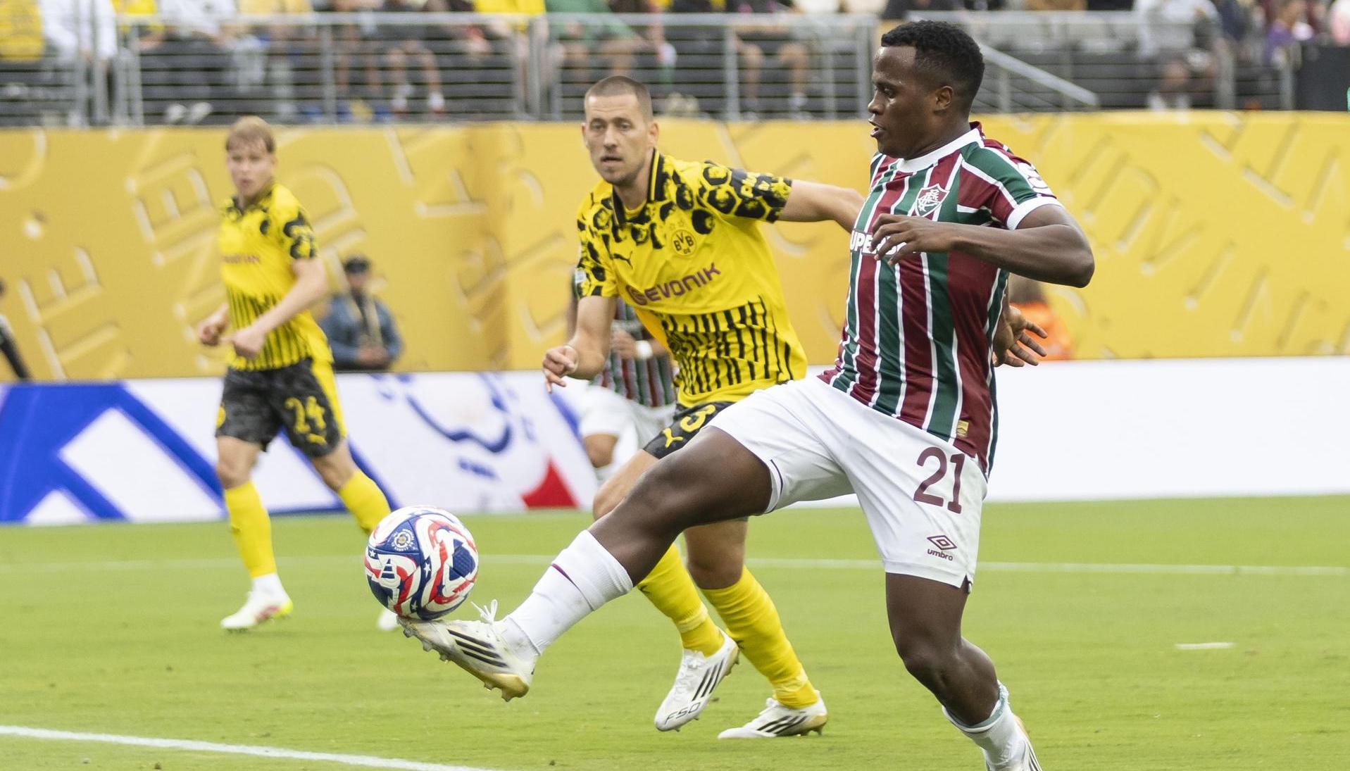 Jhon Arias enfrentando al Borussia Dortmund este martes.