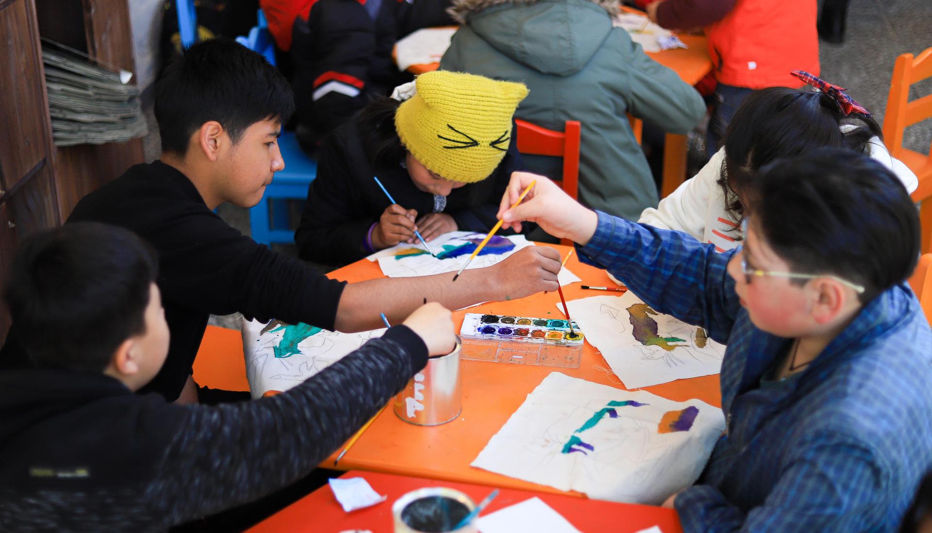 Niños participan en un taller inclusivo de pintura organizado por el Museo Nacional de Arte. 