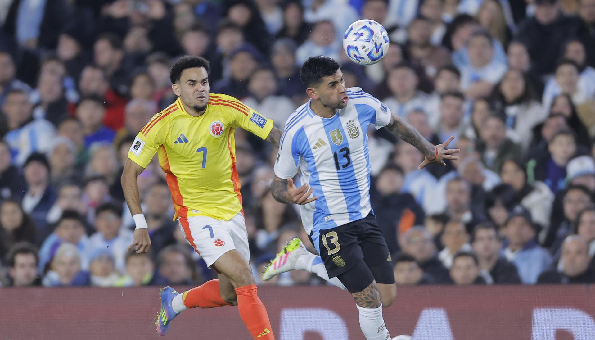 Luis Díaz y Cristian Romero, defensor de Argentina.