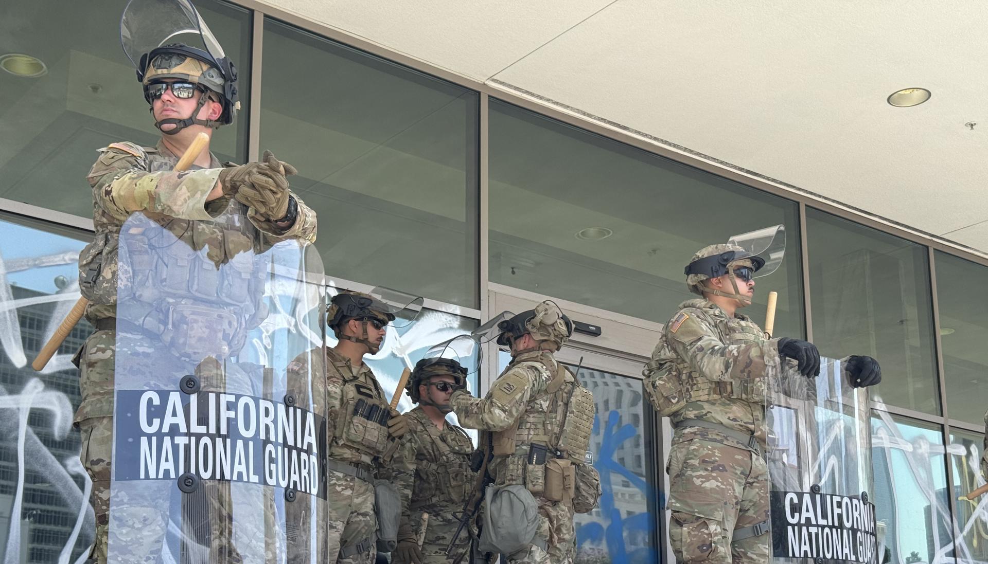 Integrantes de la Guardia Nacional de California.